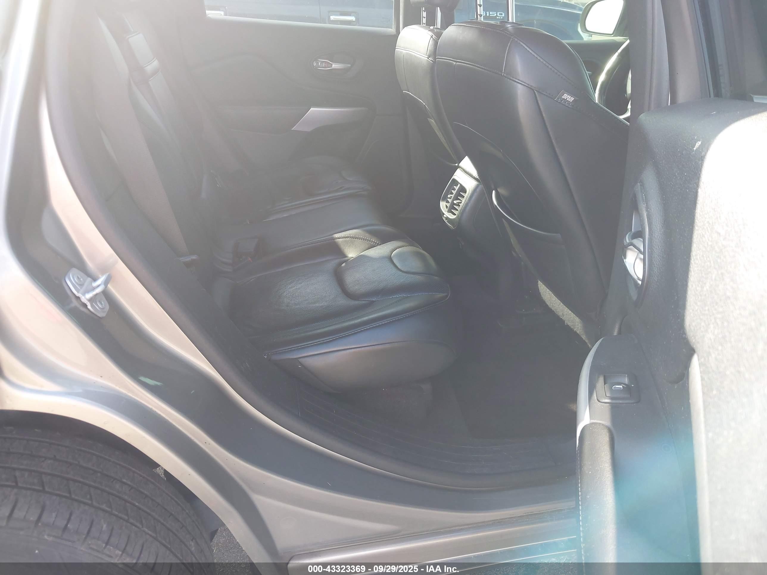 JEEP CHEROKEE image 8
