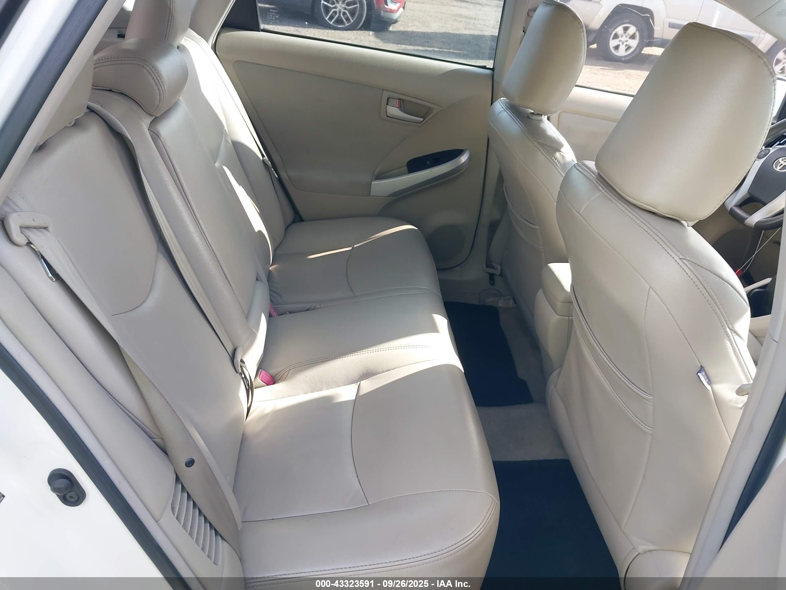 TOYOTA PRIUS image 8