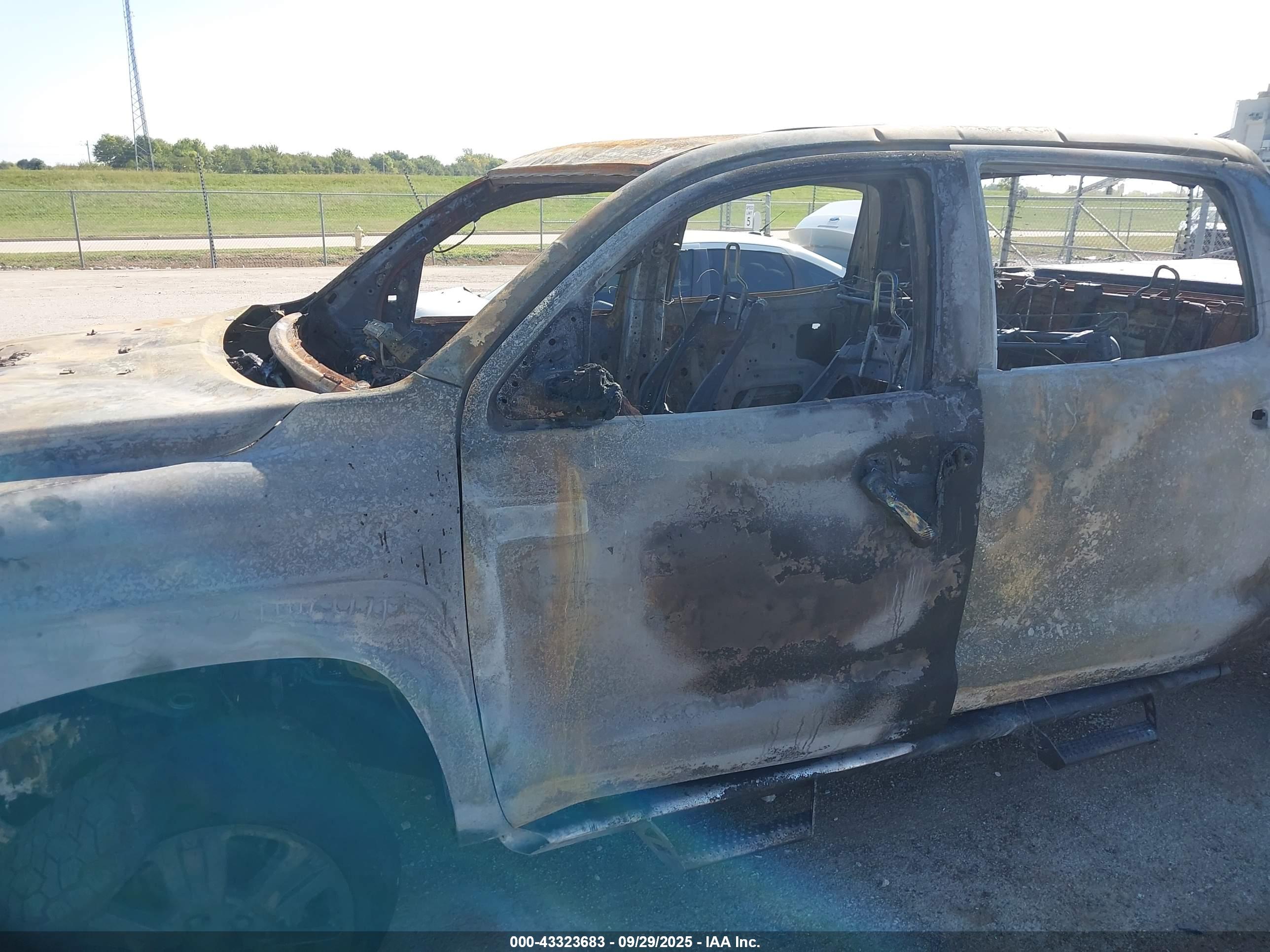 TOYOTA TUNDRA image 6