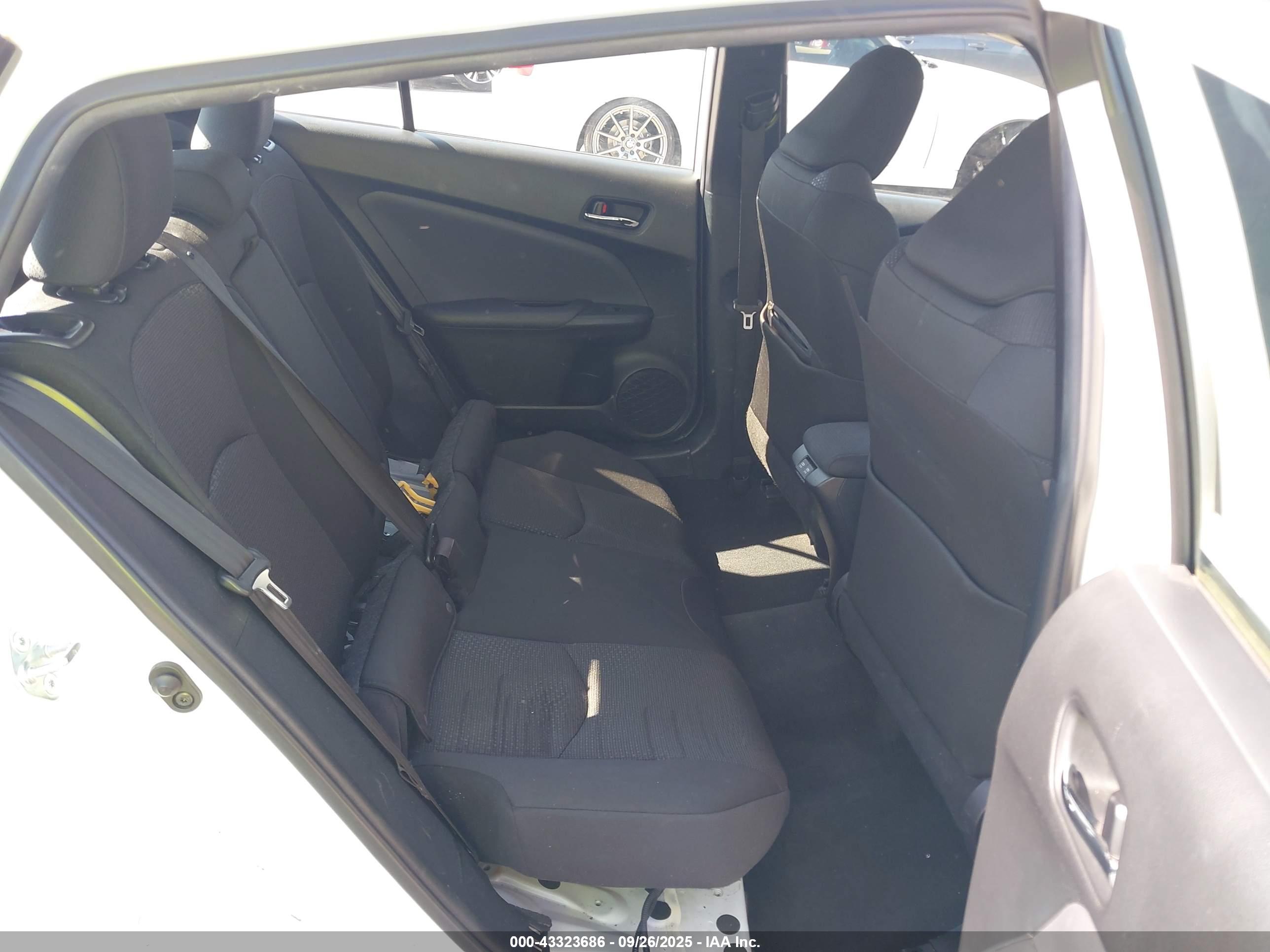 TOYOTA PRIUS image 8