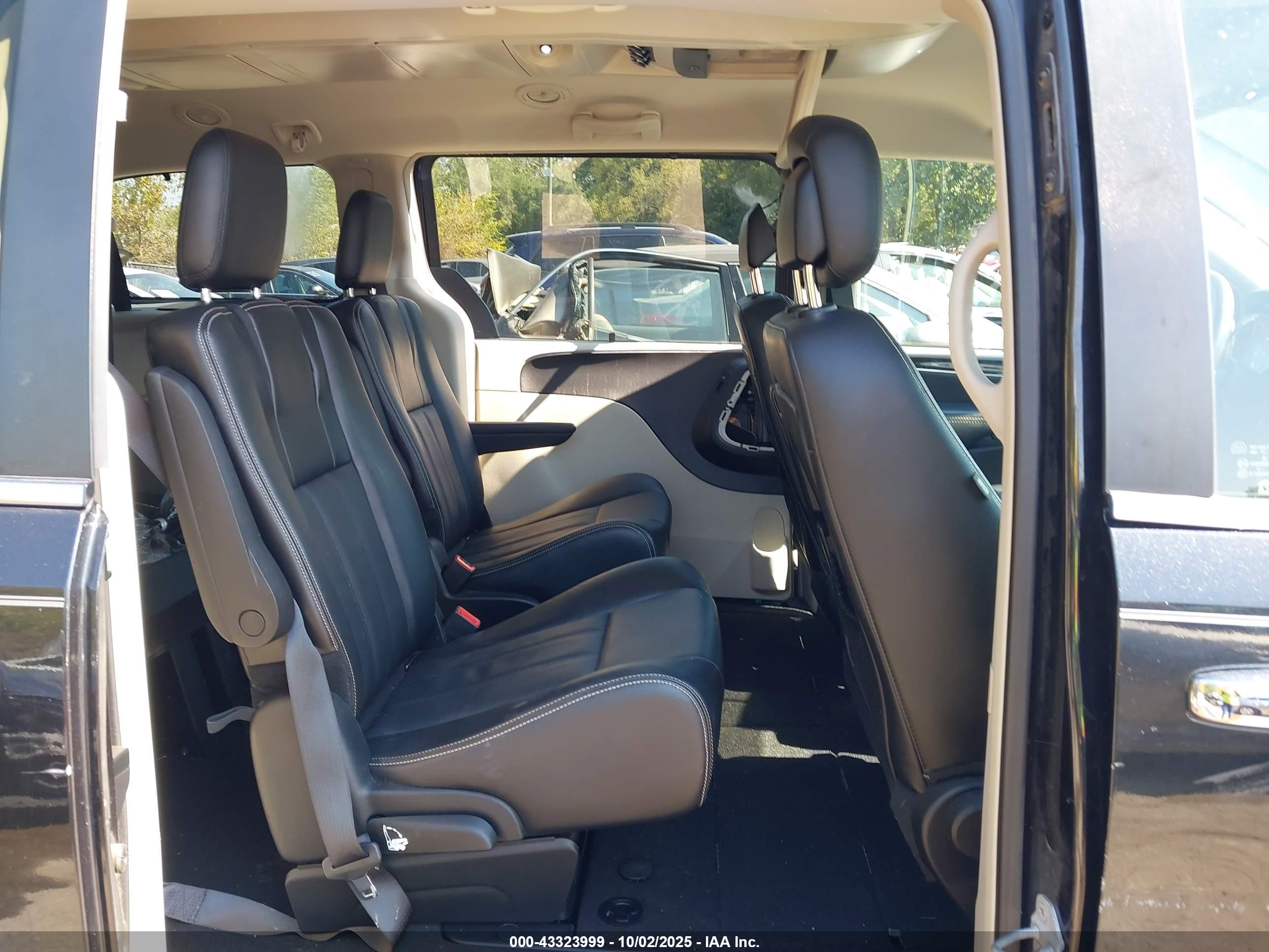 CHRYSLER TOWN image 8