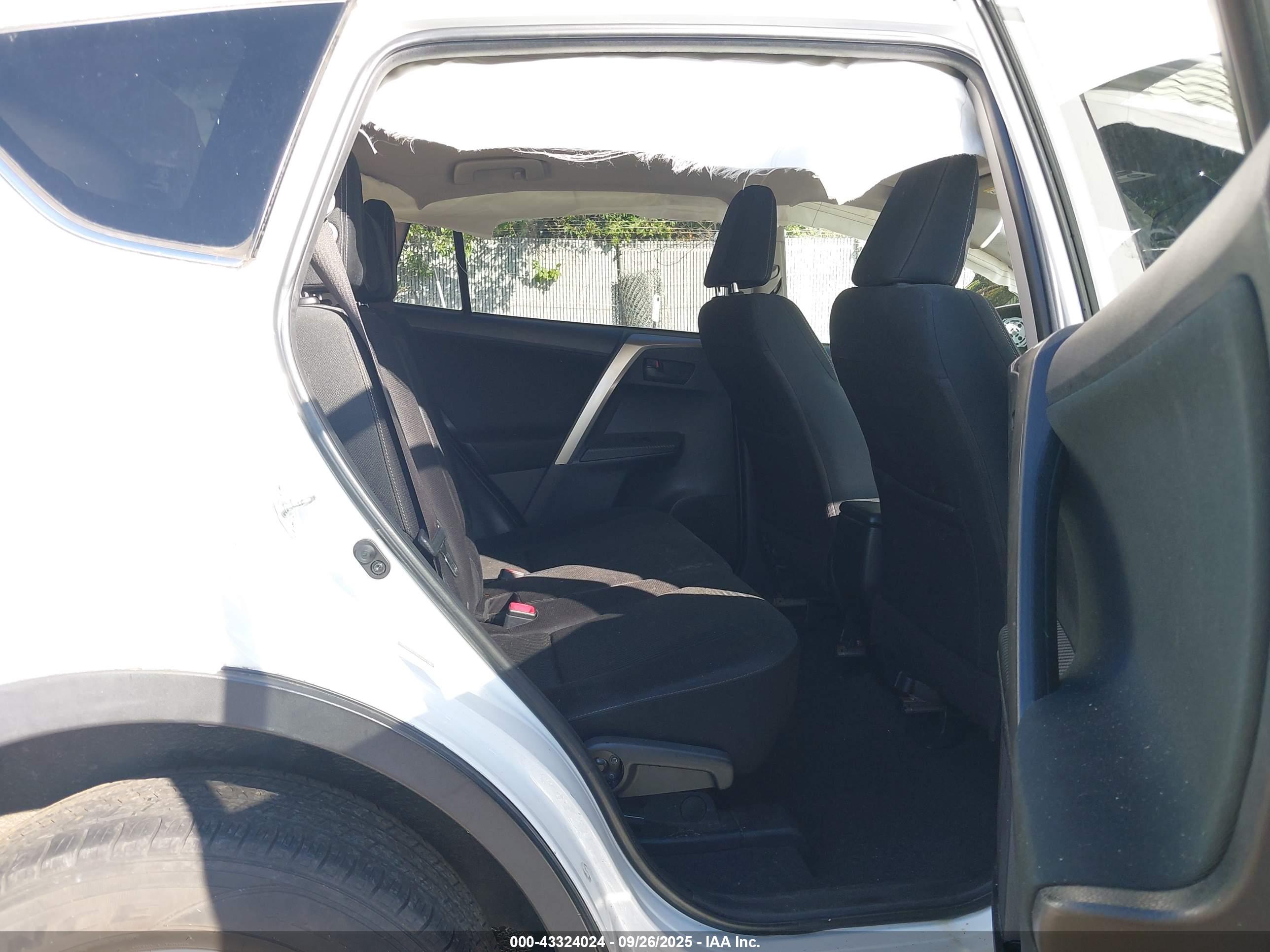 TOYOTA RAV4 image 8