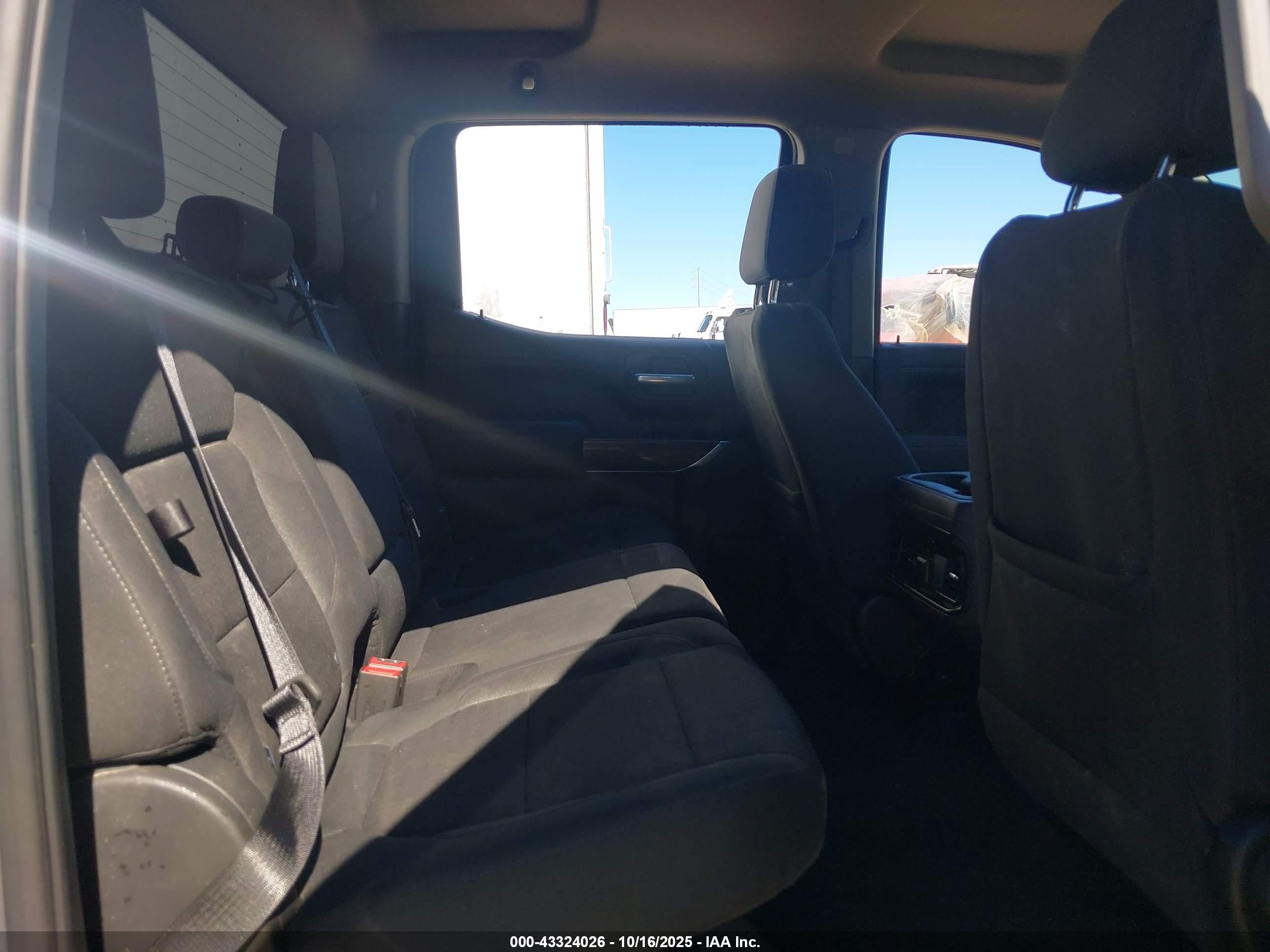CHEVROLET SILVERADO image 8