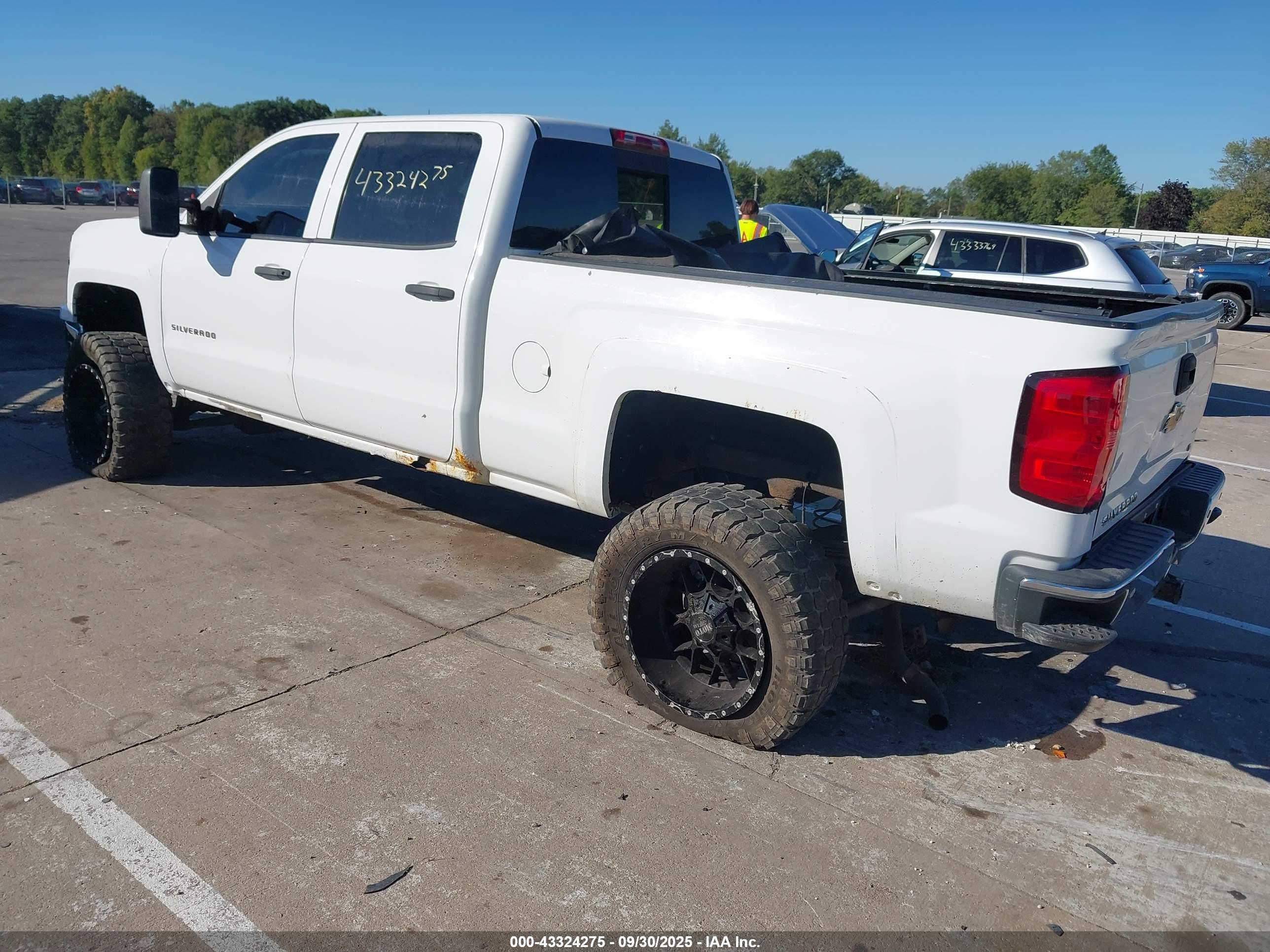 CHEVROLET SILVERADO image 3