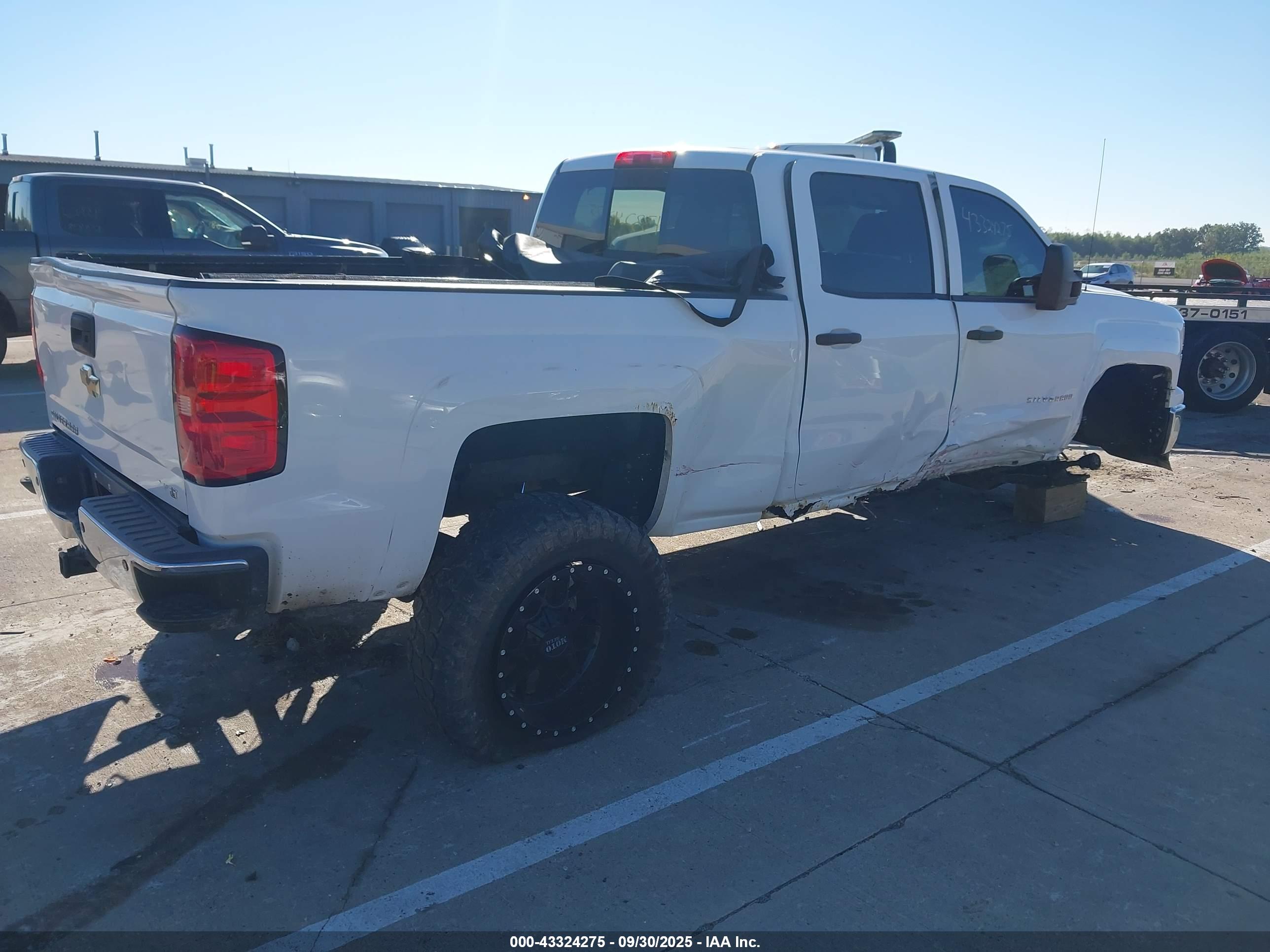 CHEVROLET SILVERADO image 4