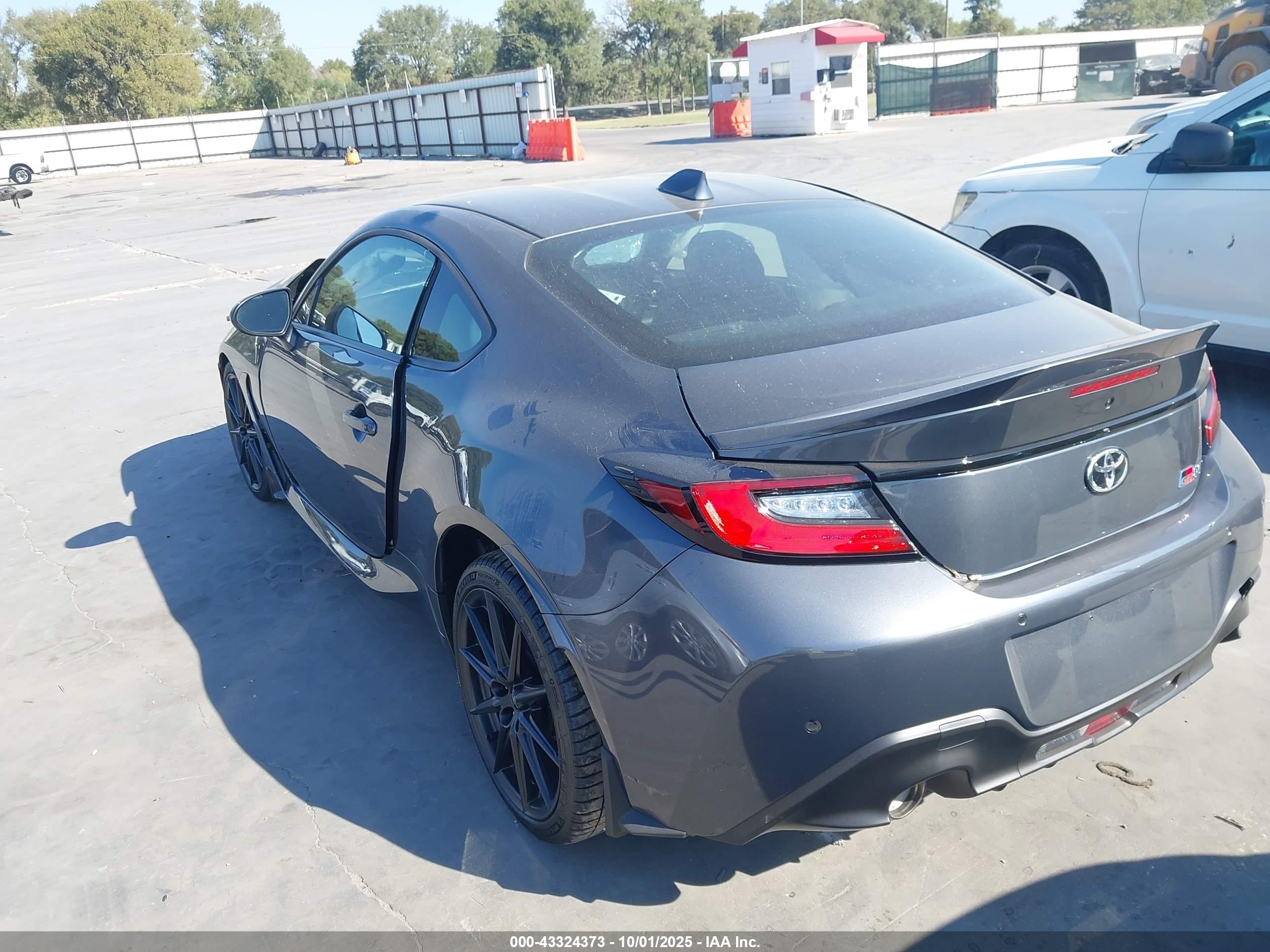 TOYOTA GR86 image 3