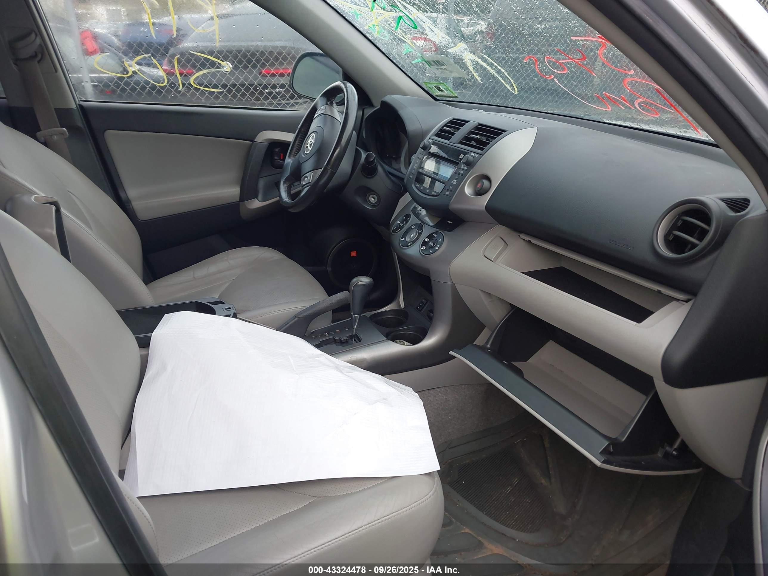 TOYOTA RAV4 image 5