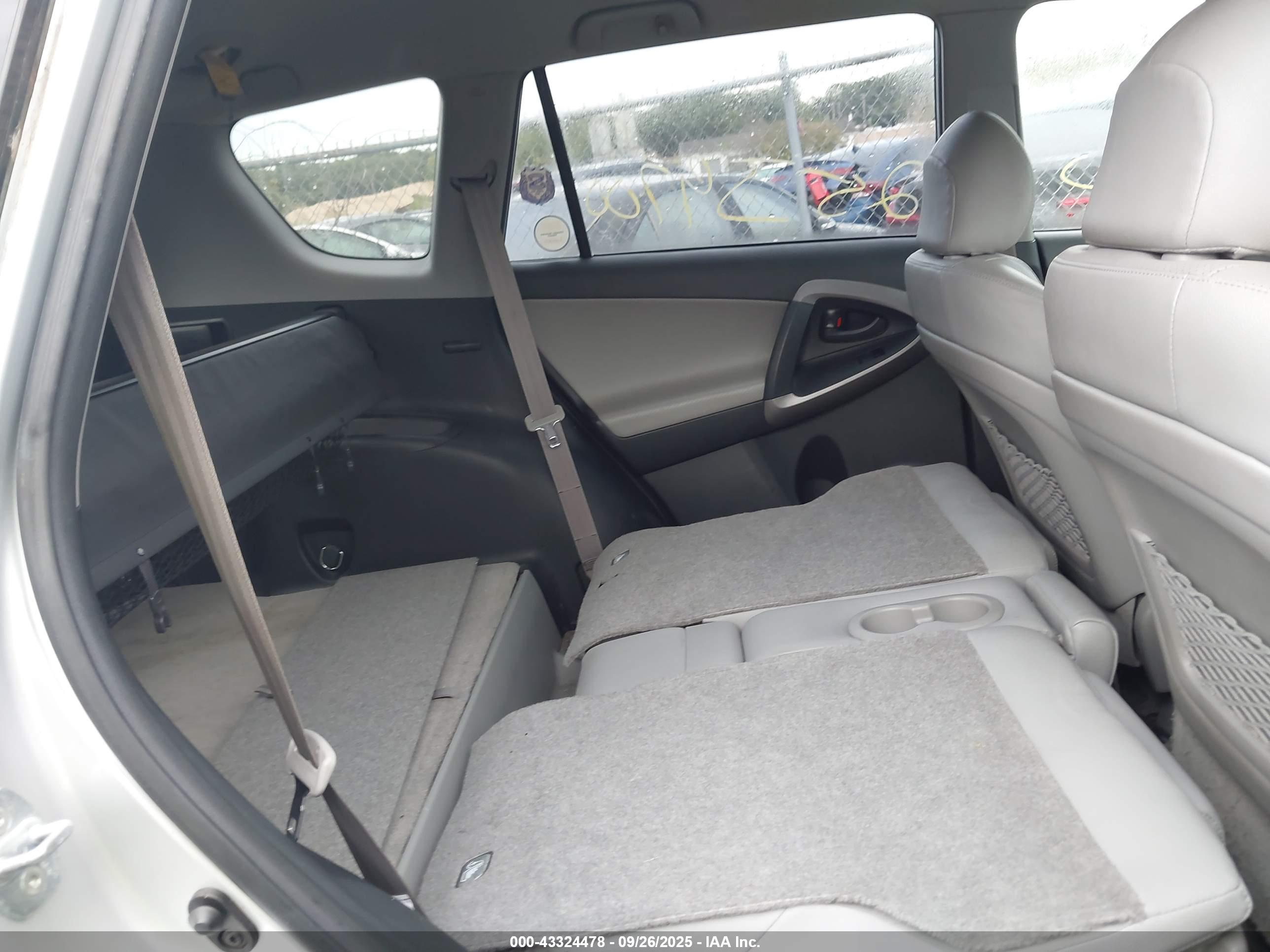 TOYOTA RAV4 image 8