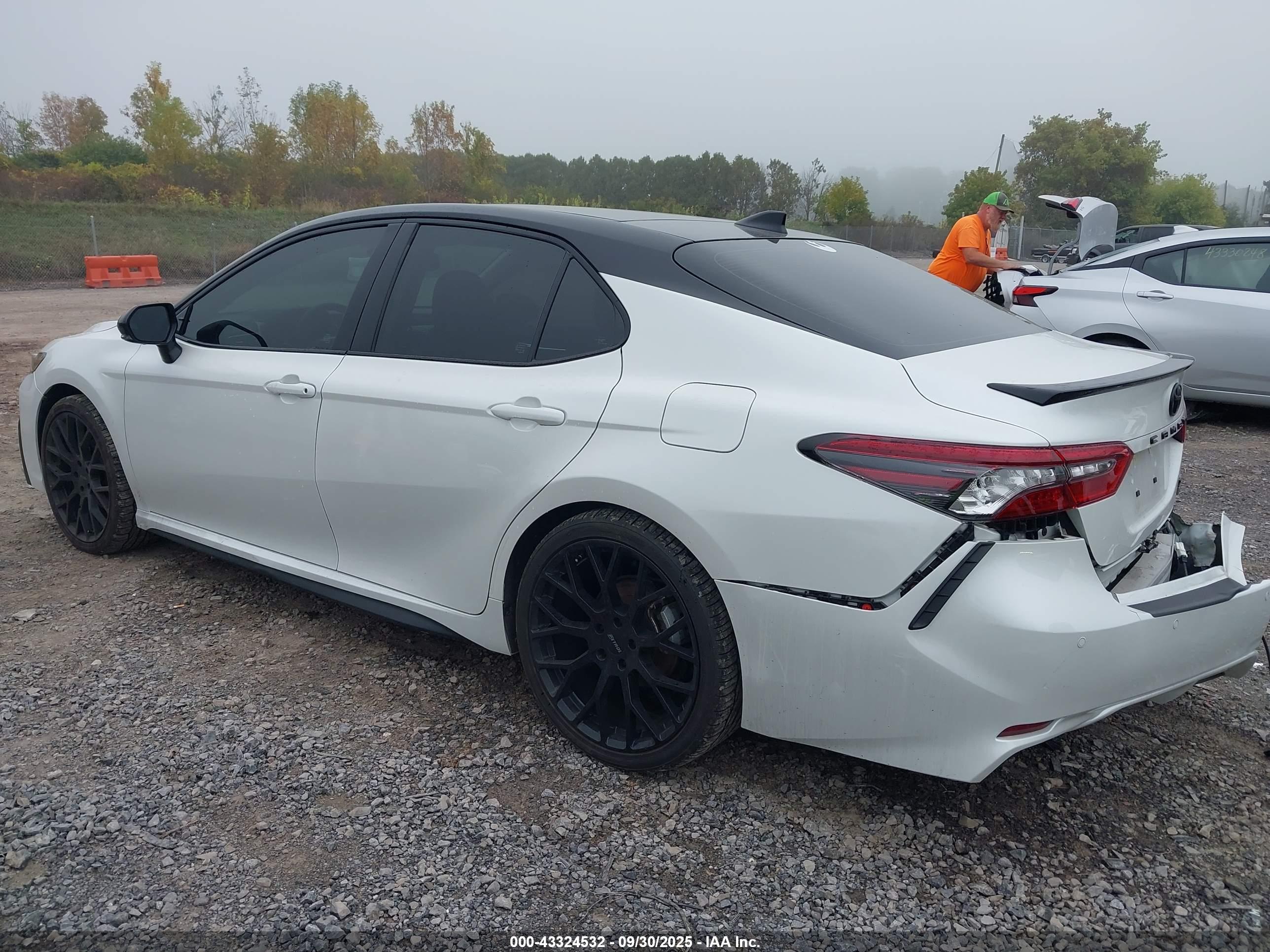 TOYOTA CAMRY image 3