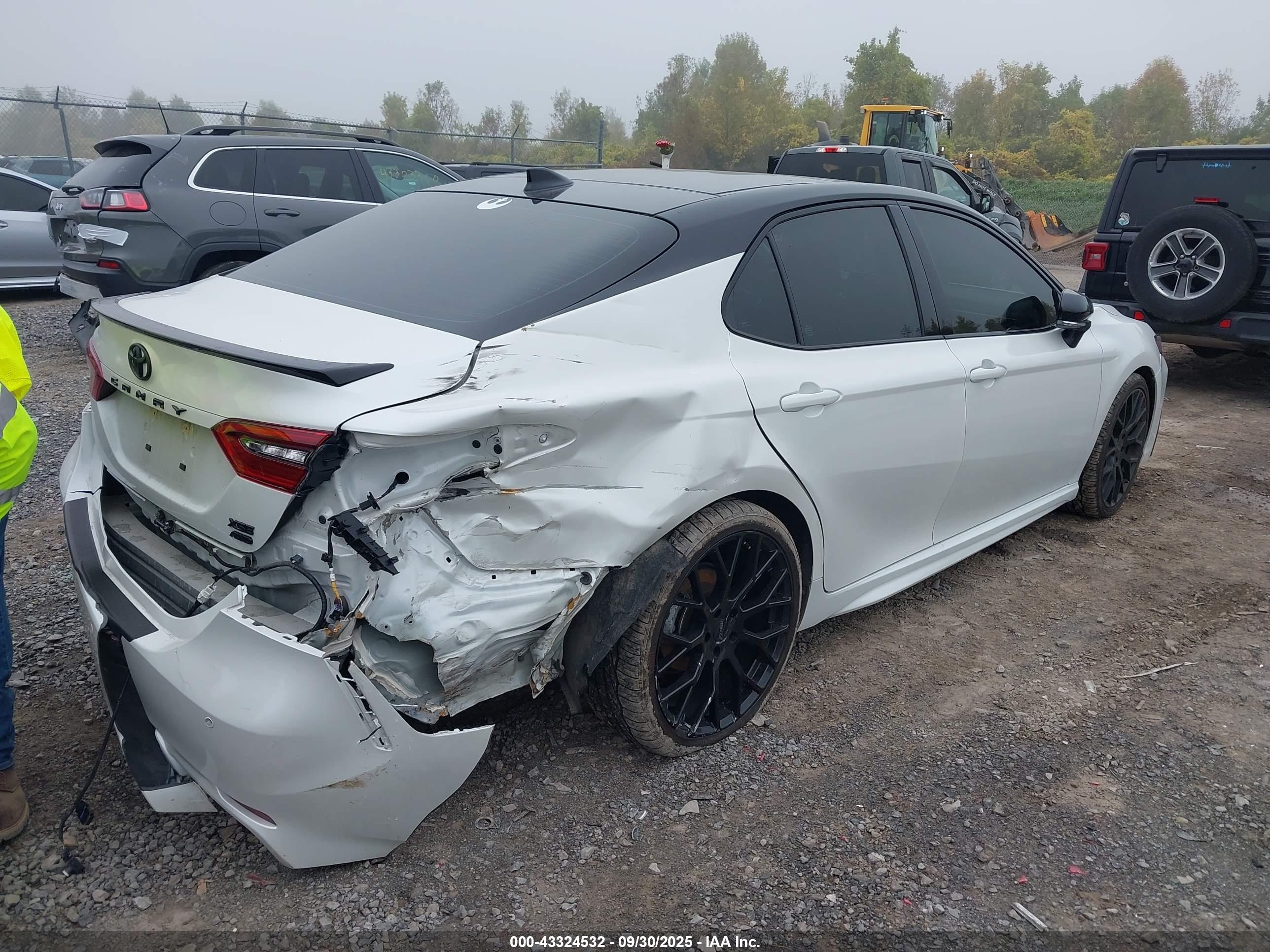 TOYOTA CAMRY image 4
