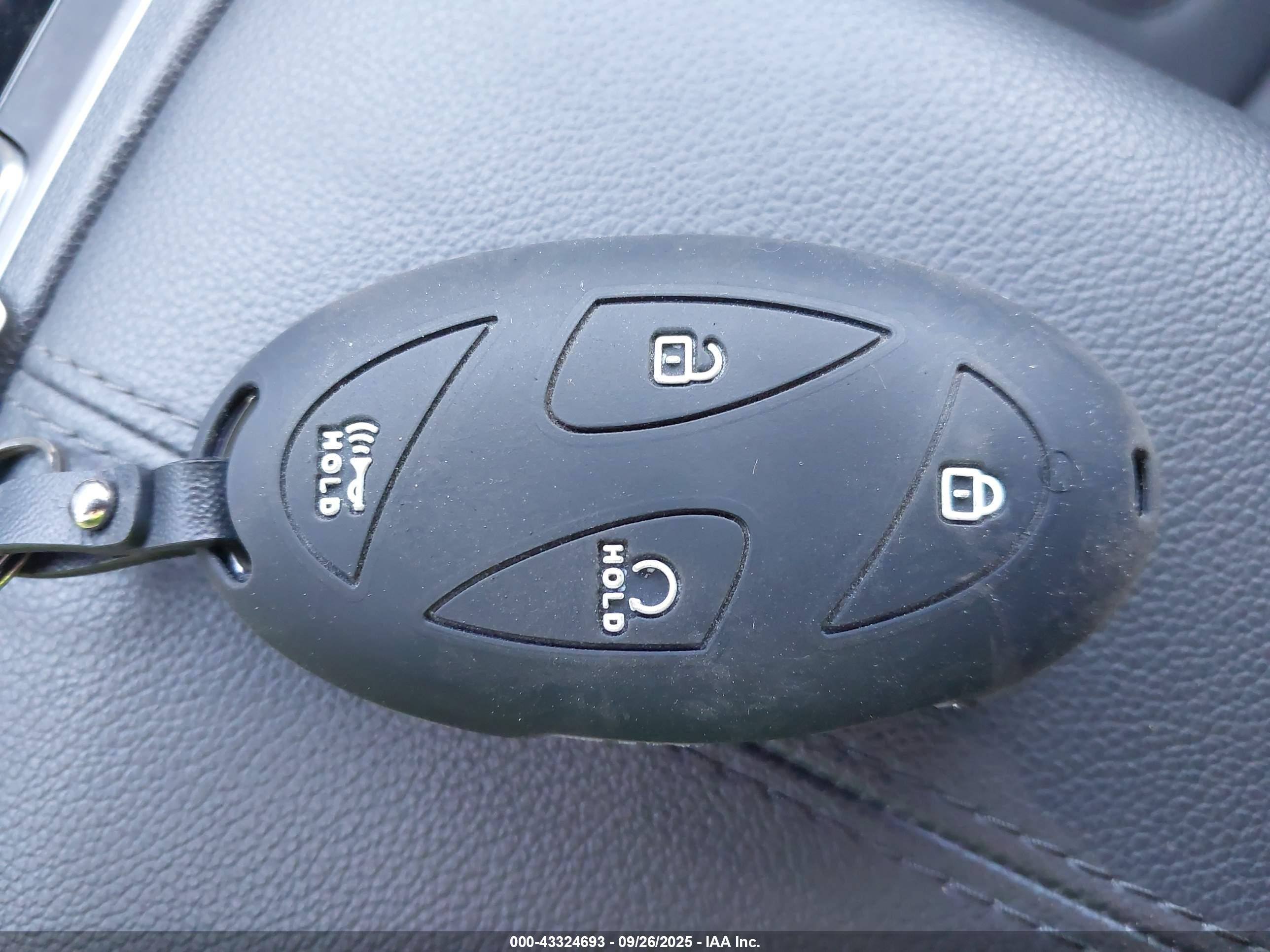 HYUNDAI TUCSON image 11