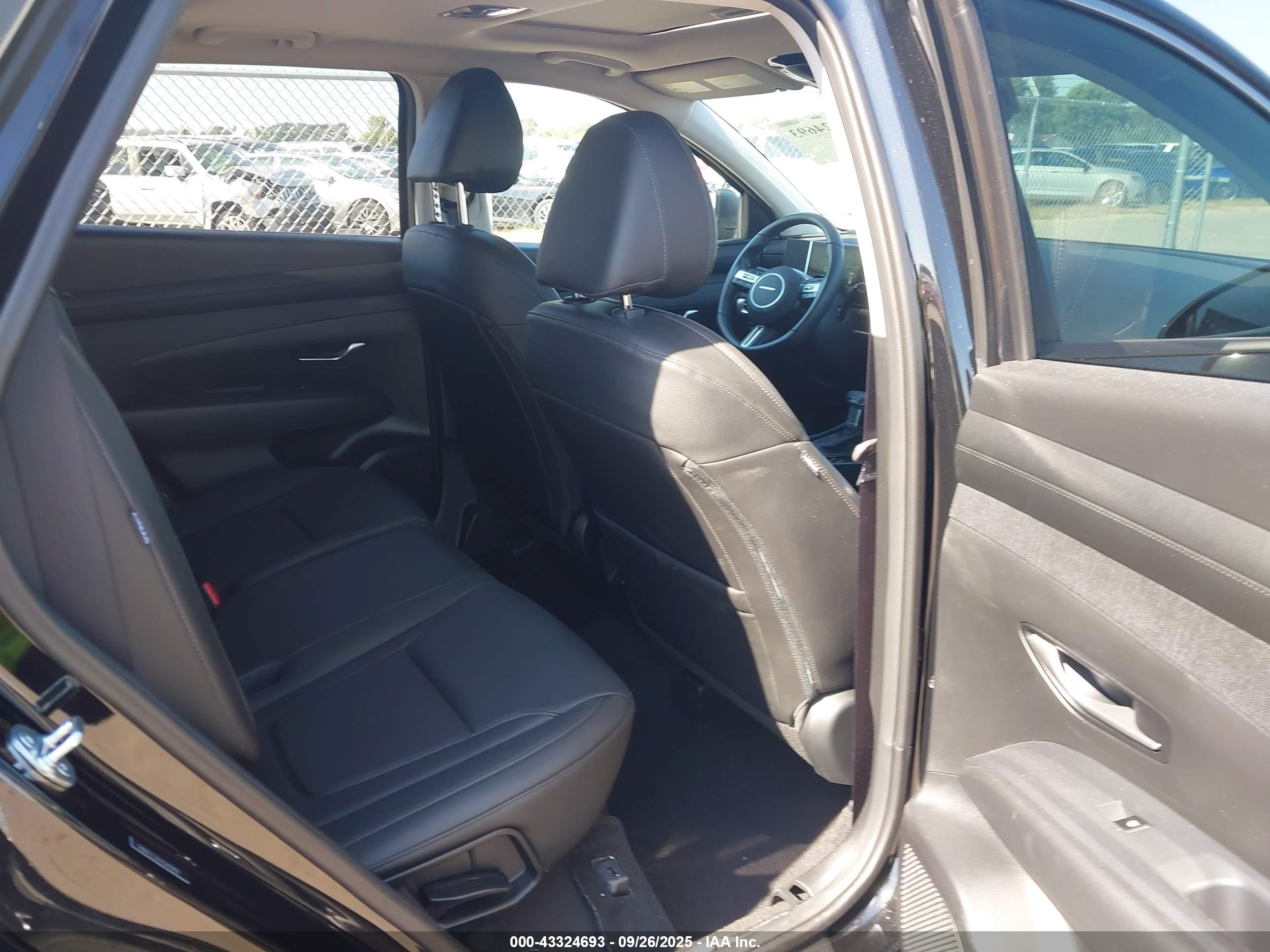 HYUNDAI TUCSON image 8