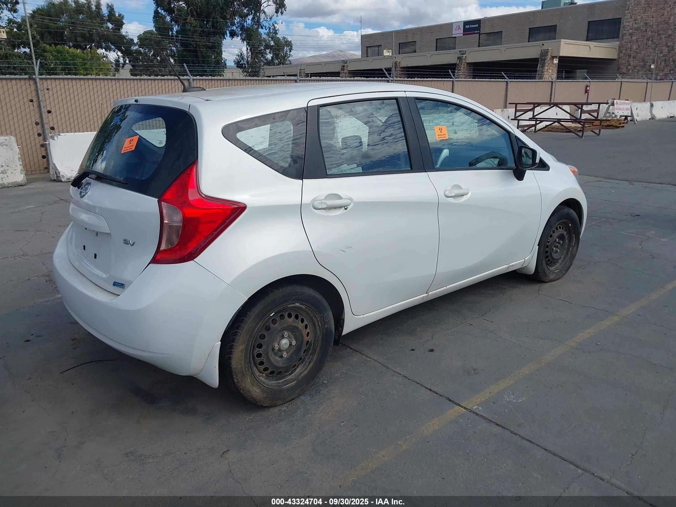 NISSAN VERSA image 4