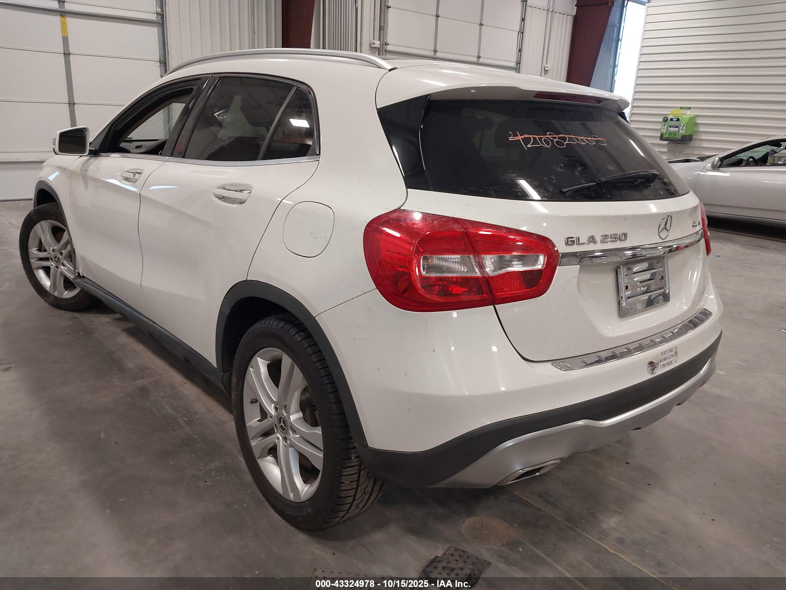 MERCEDES-BENZ GLA image 3