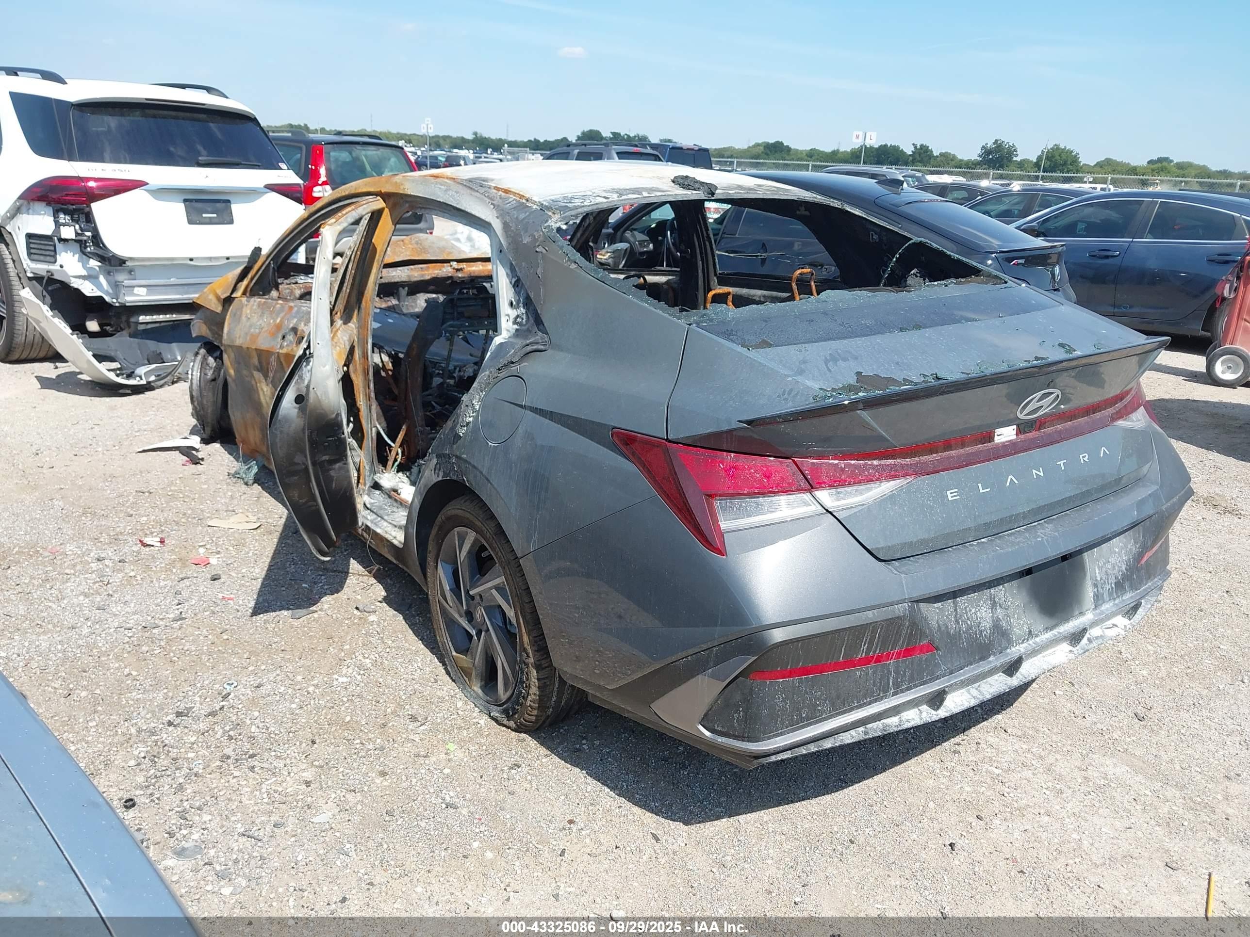 HYUNDAI ELANTRA image 3