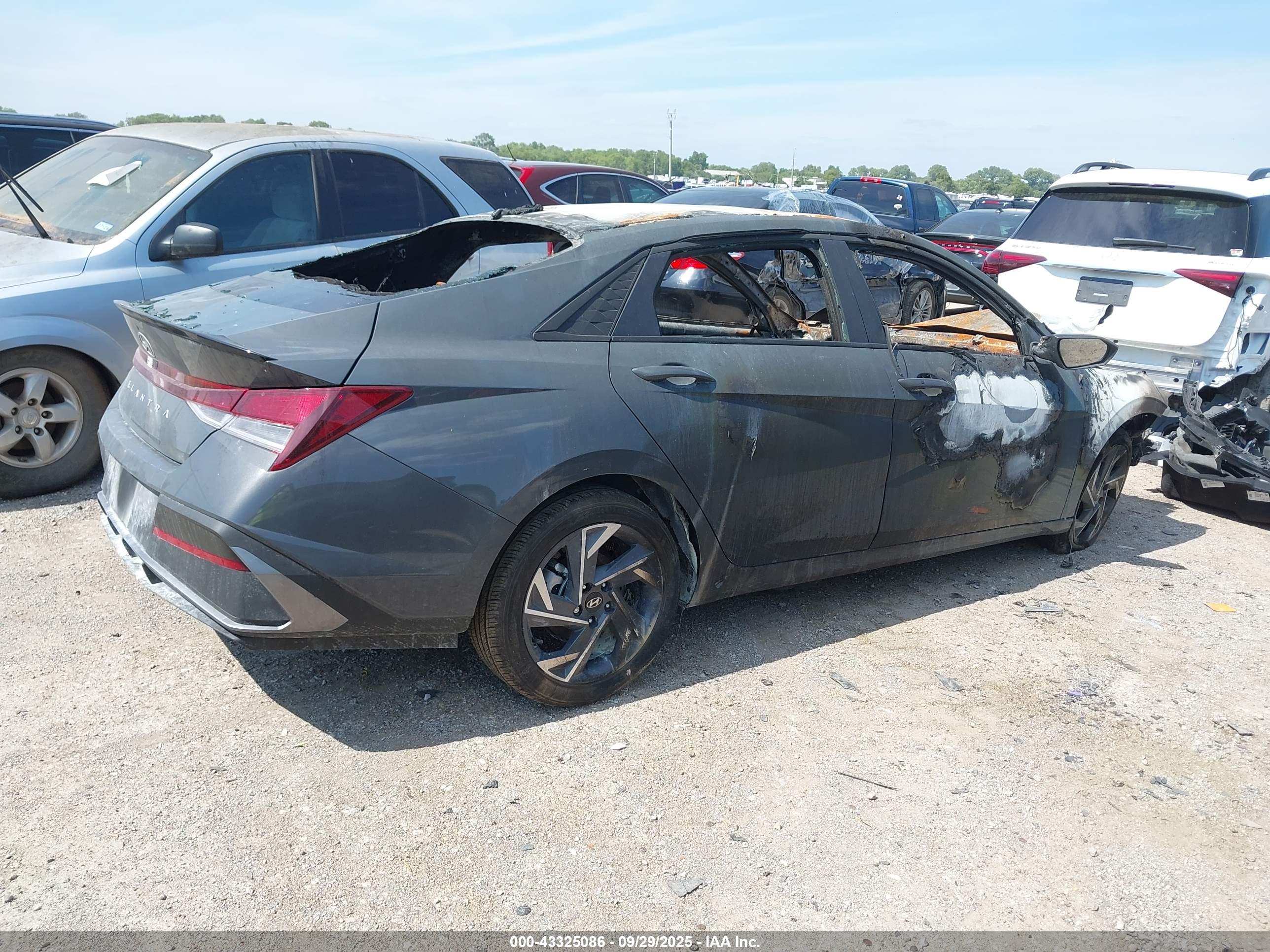 HYUNDAI ELANTRA image 4