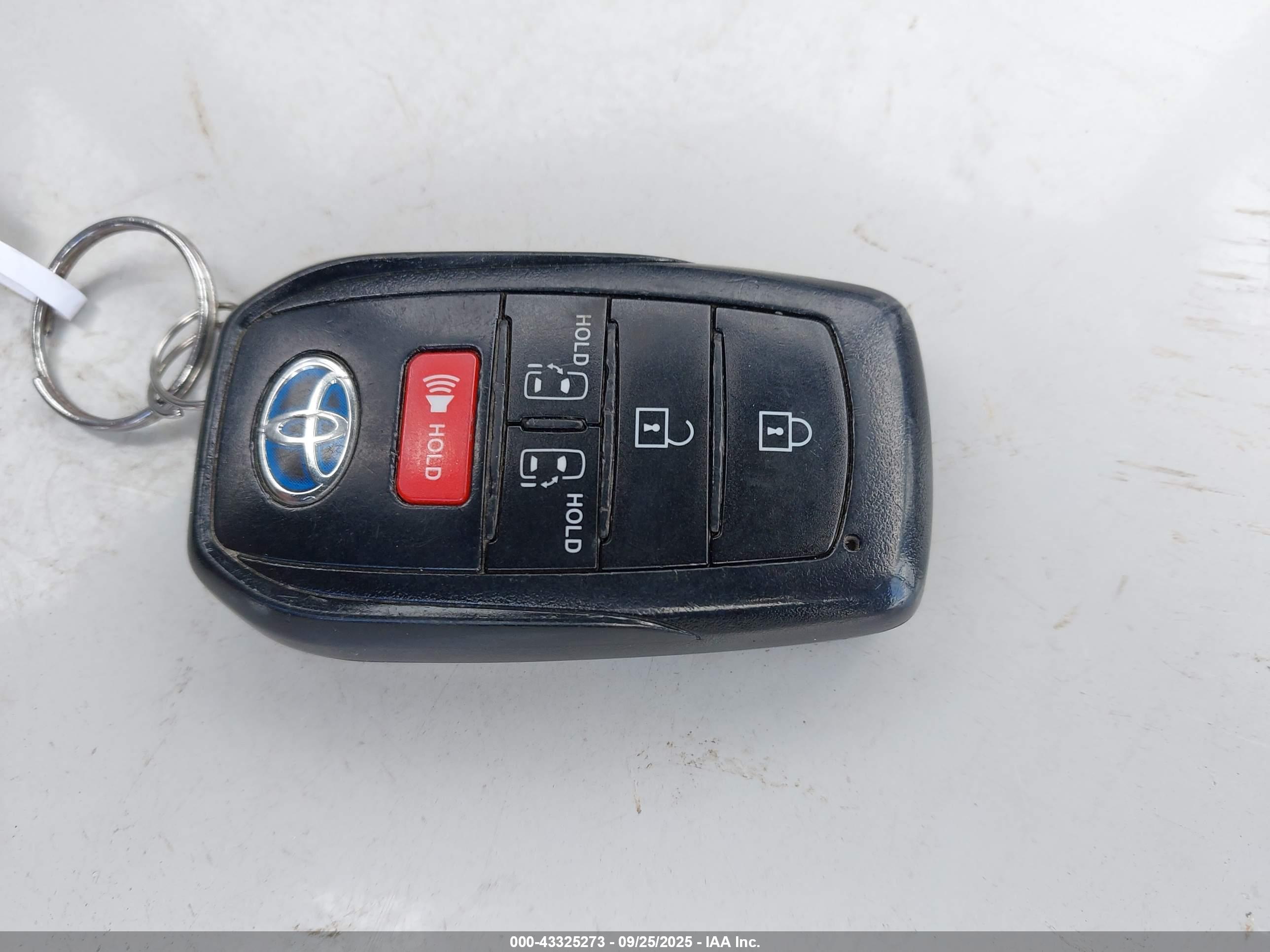 TOYOTA SIENNA image 11