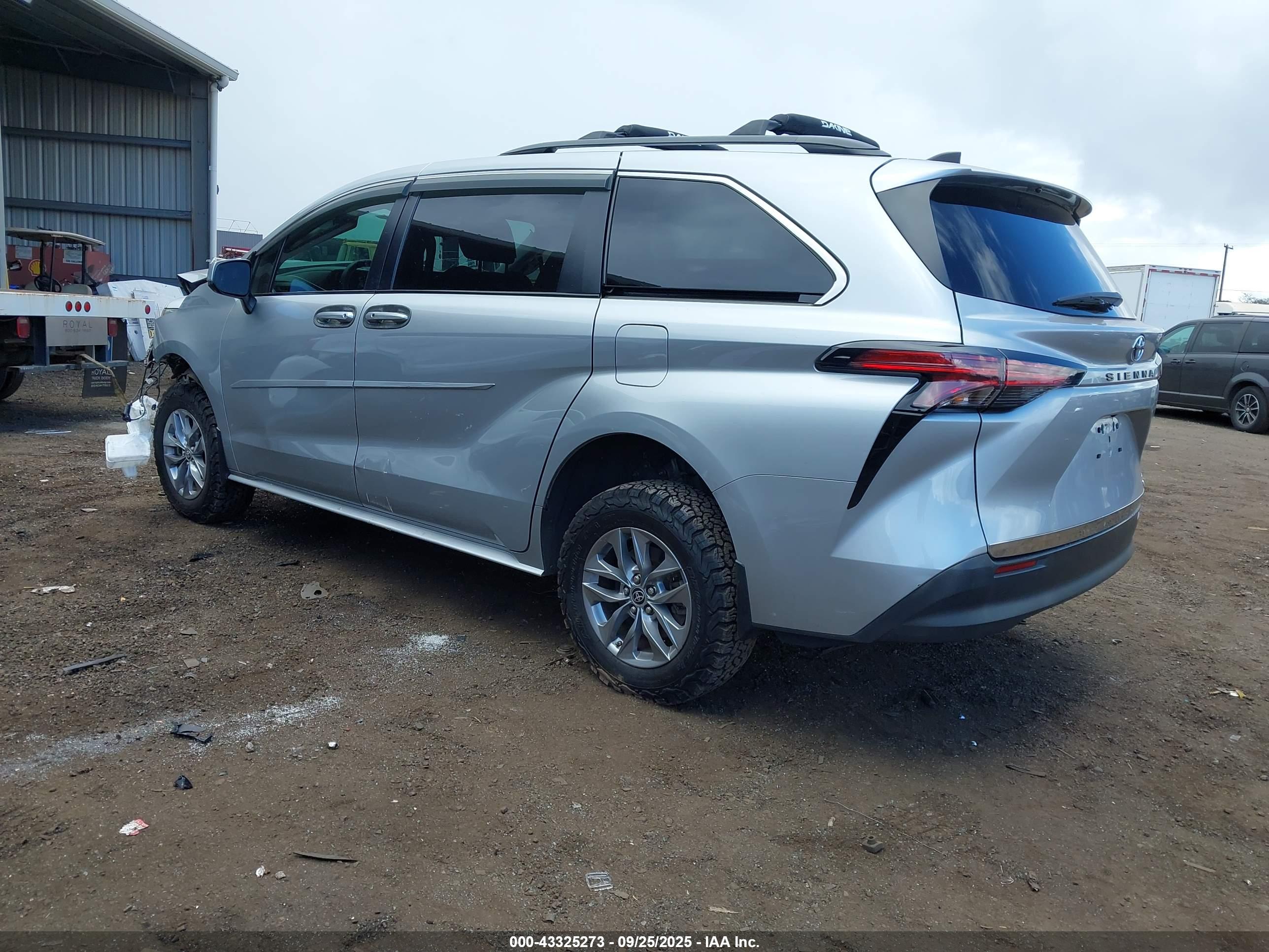 TOYOTA SIENNA image 3