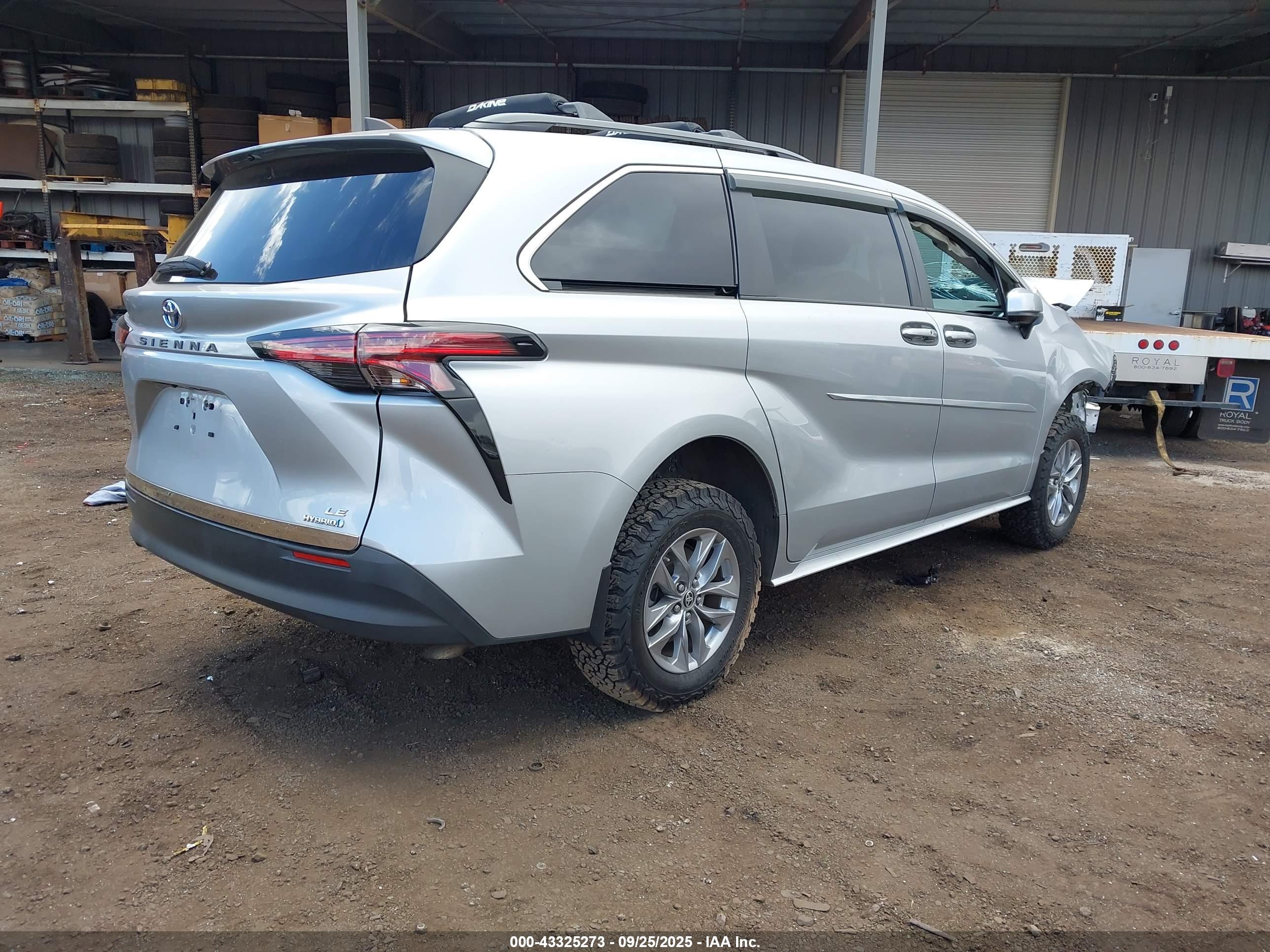 TOYOTA SIENNA image 4