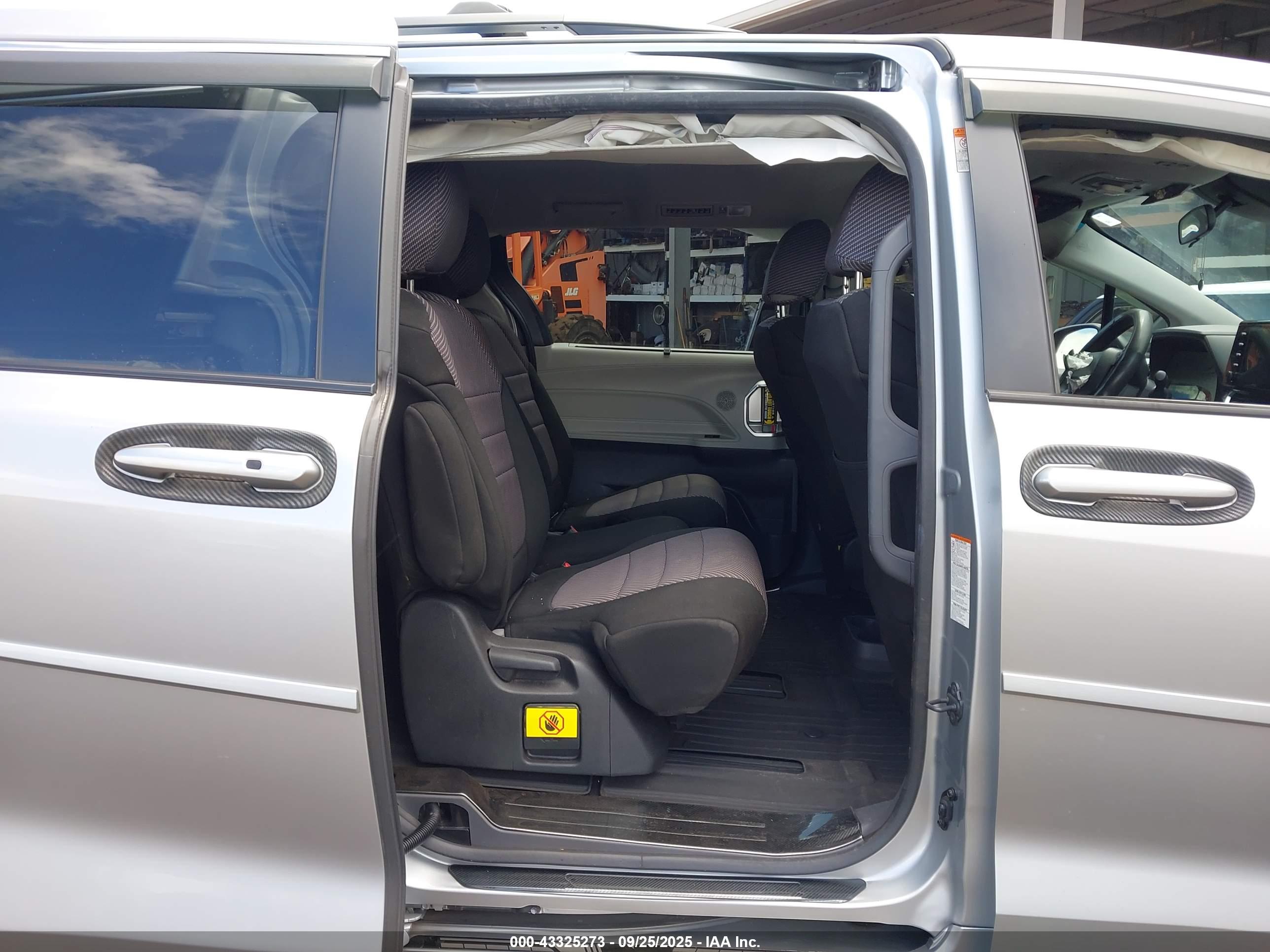 TOYOTA SIENNA image 8