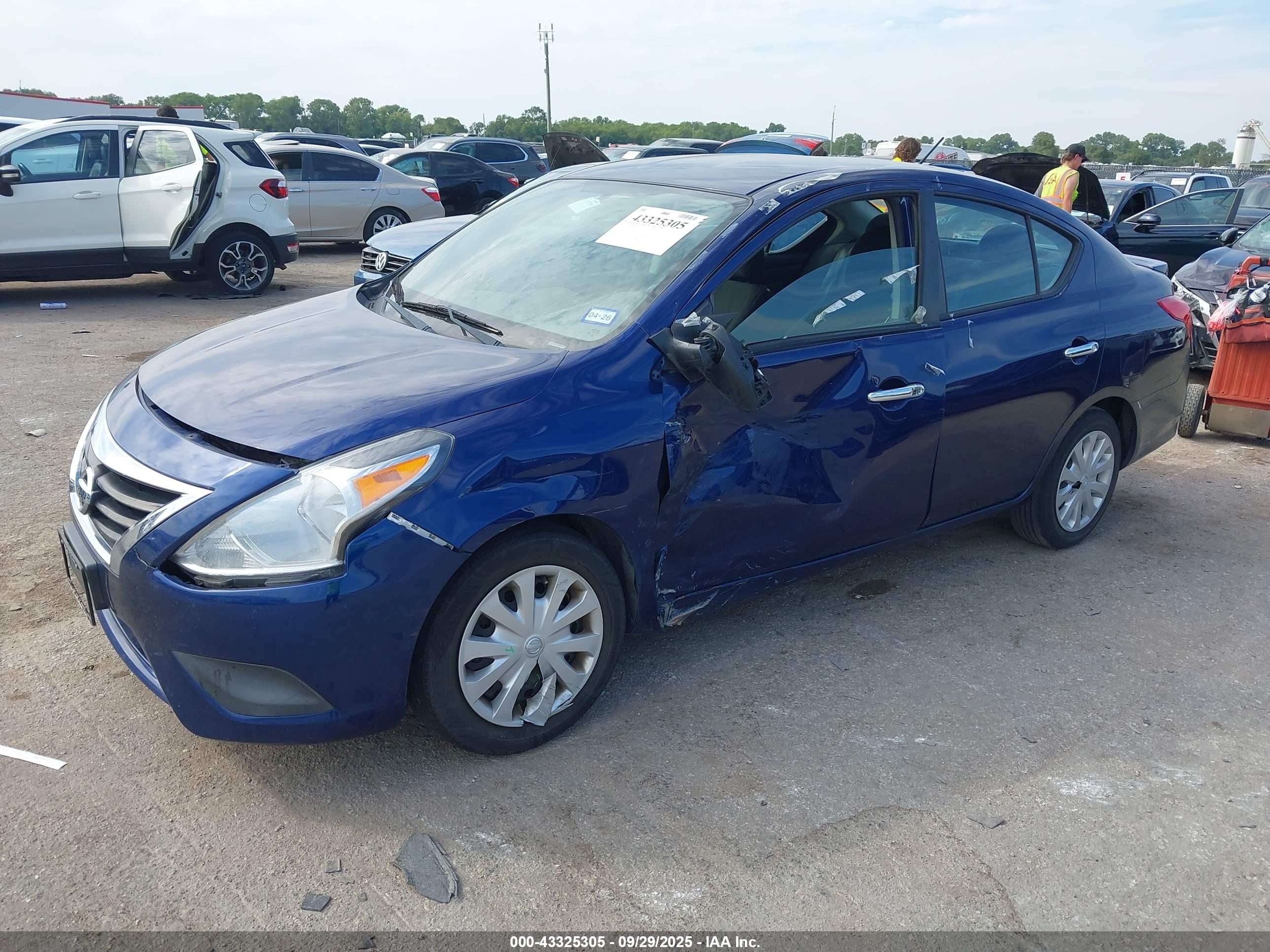 NISSAN VERSA image 2