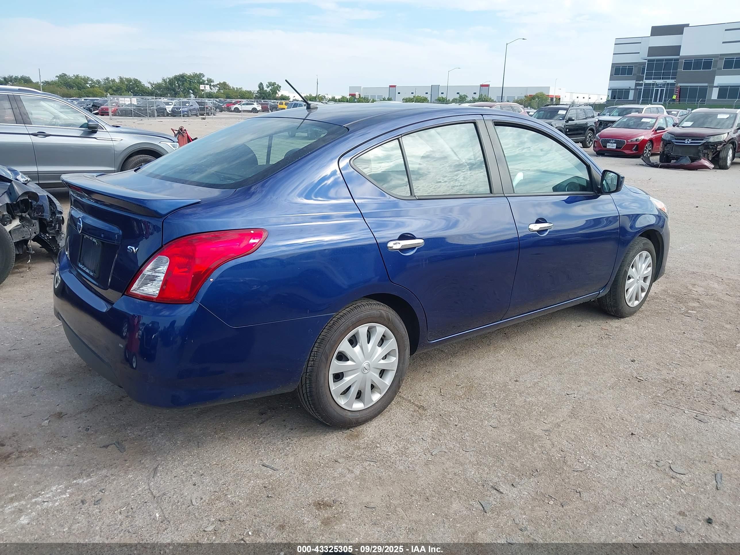 NISSAN VERSA image 4