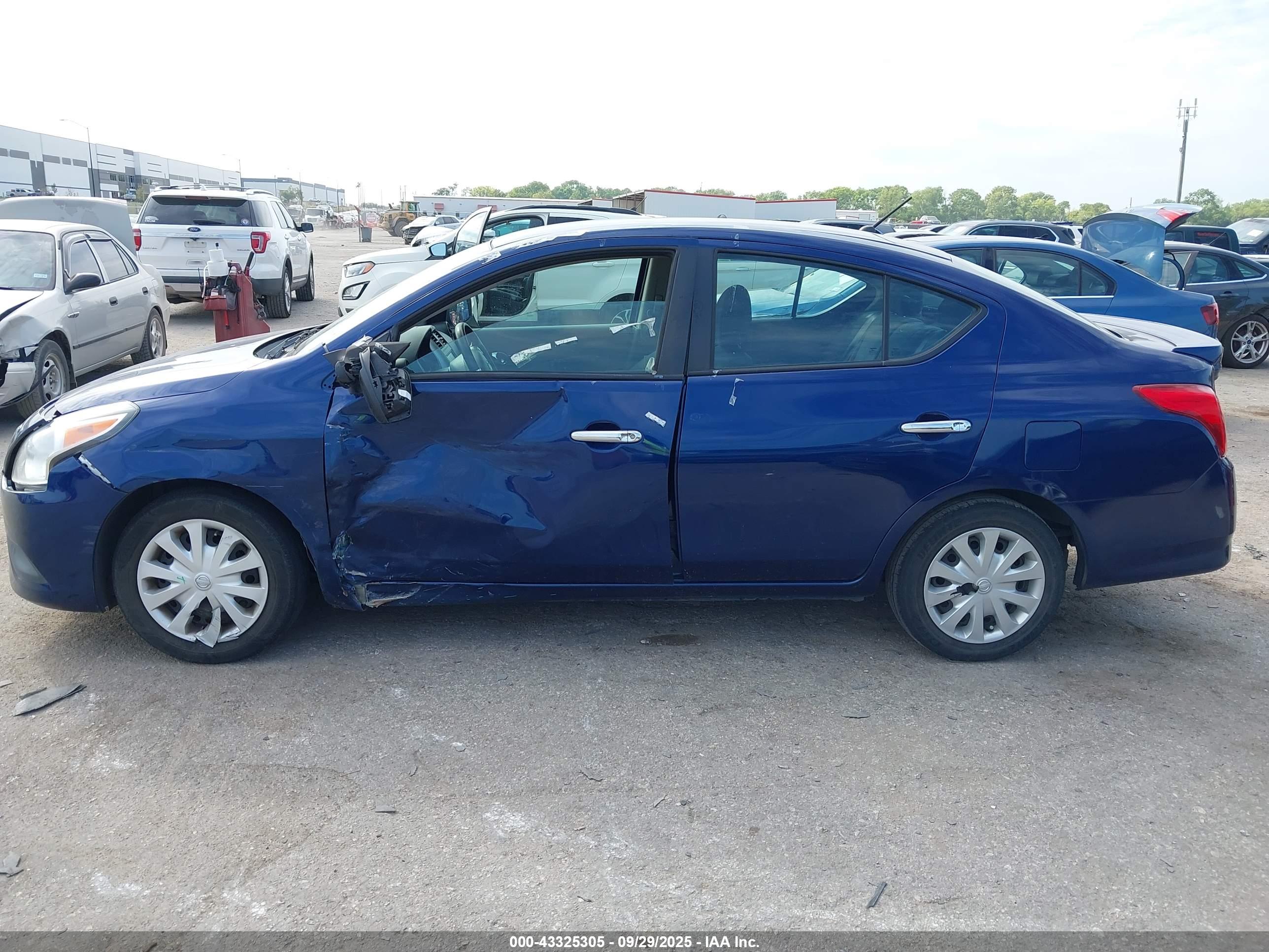 NISSAN VERSA image 6