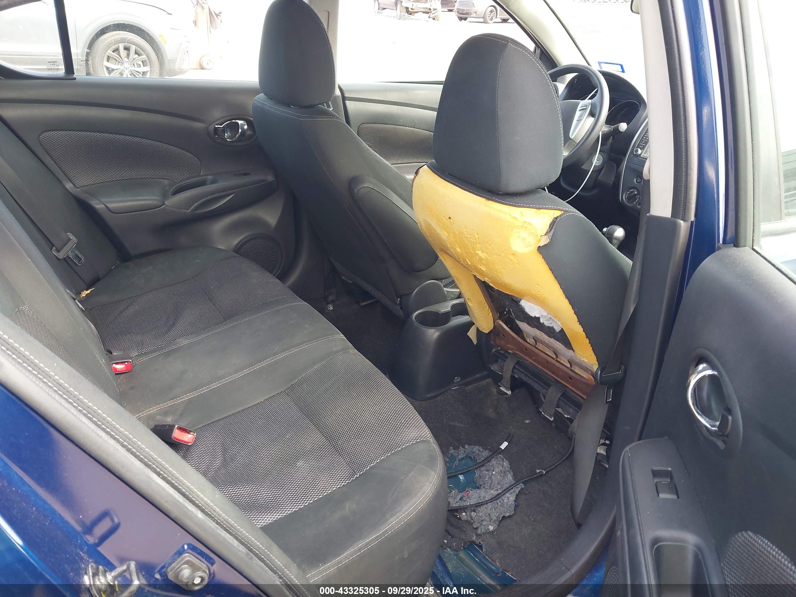 NISSAN VERSA image 8