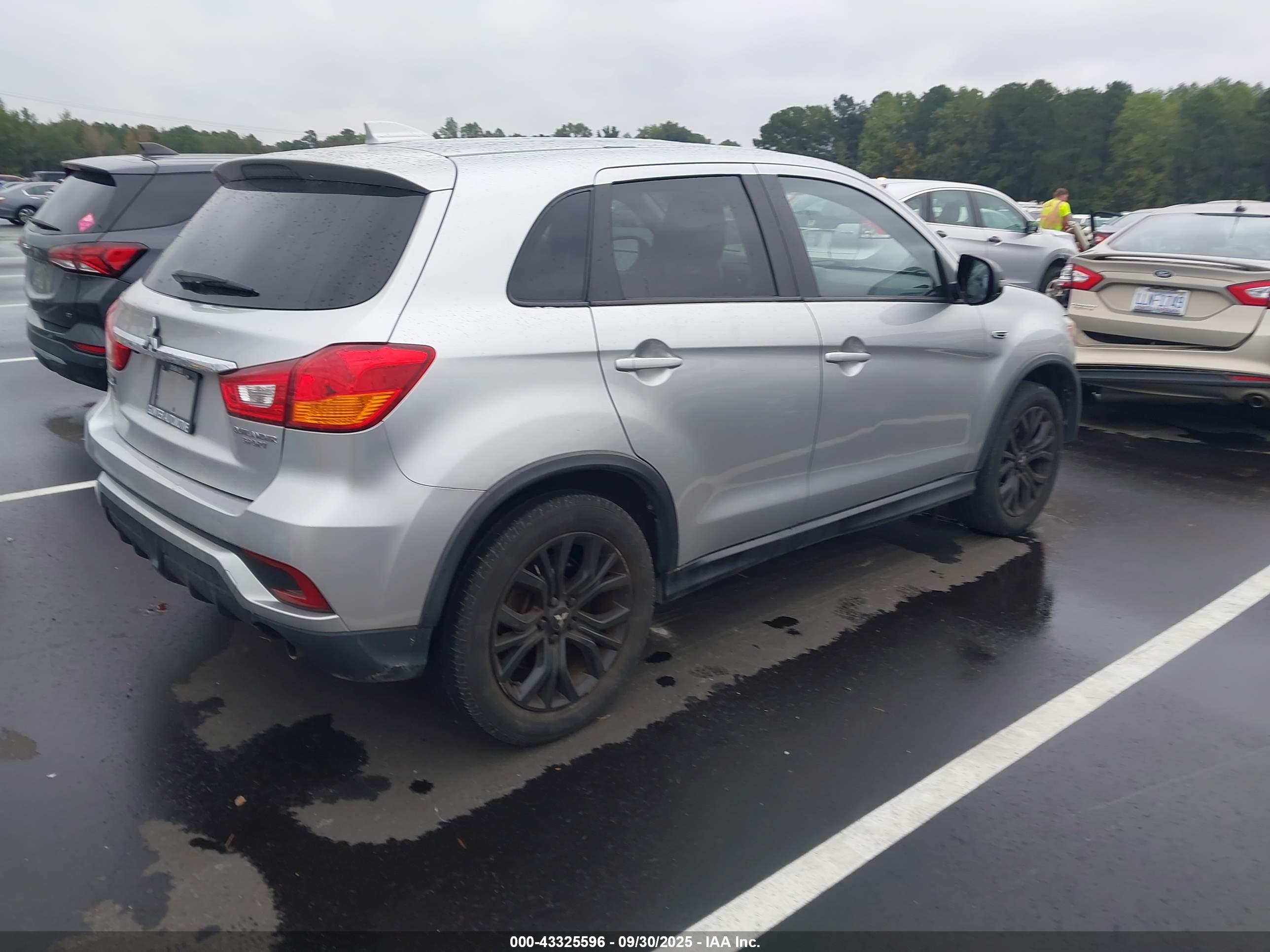MITSUBISHI OUTLANDER image 4