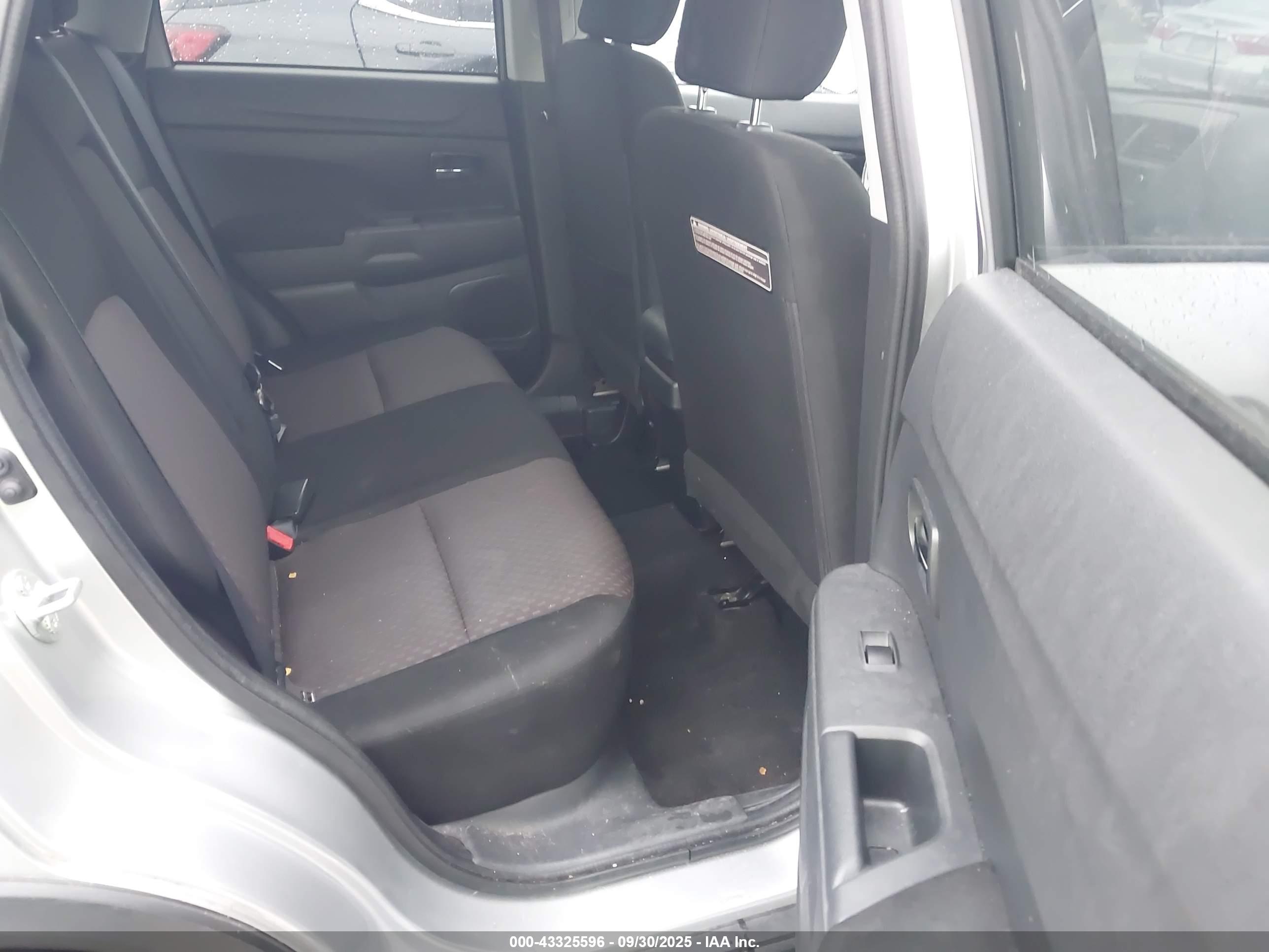 MITSUBISHI OUTLANDER image 8