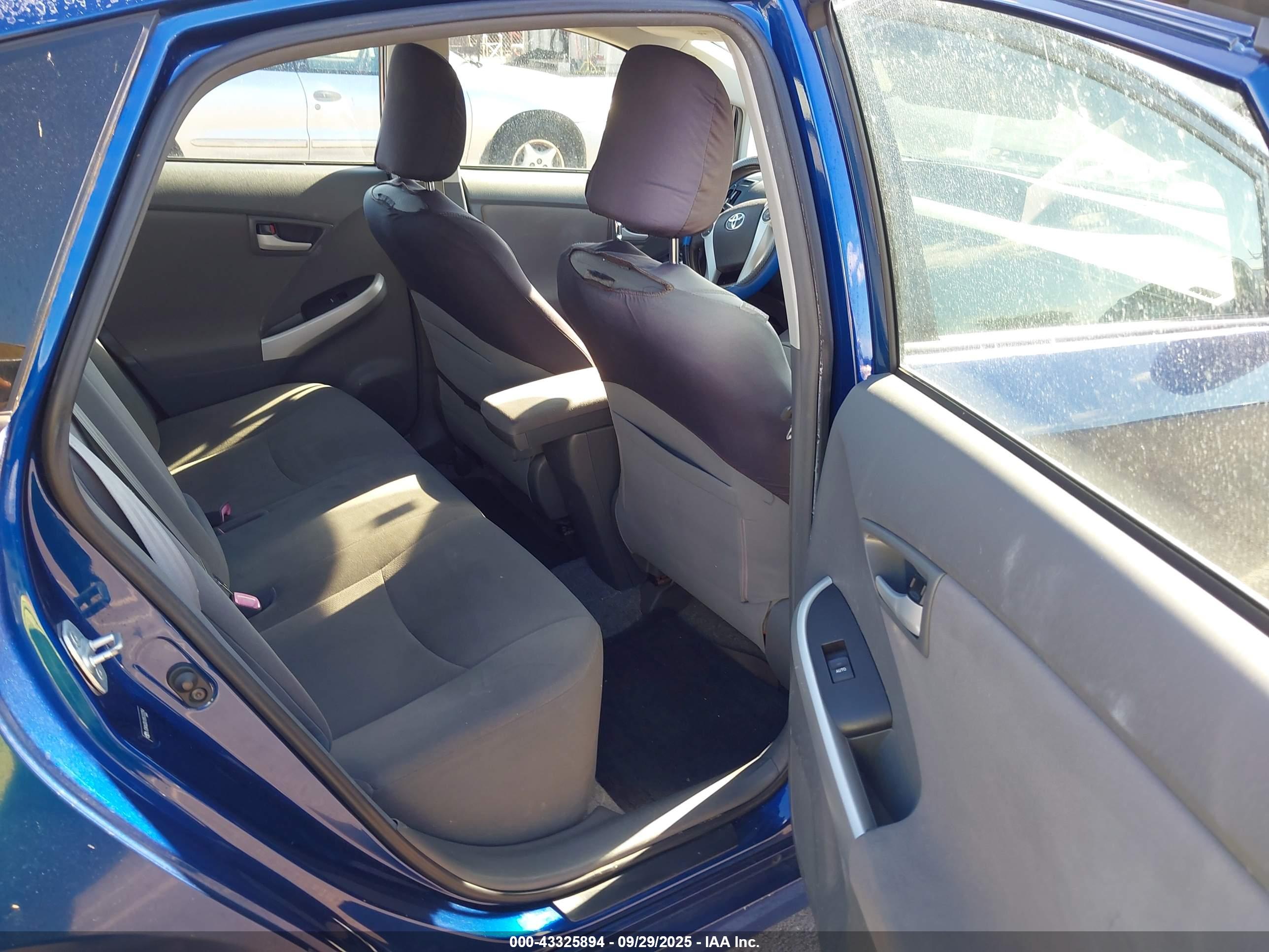 TOYOTA PRIUS image 8