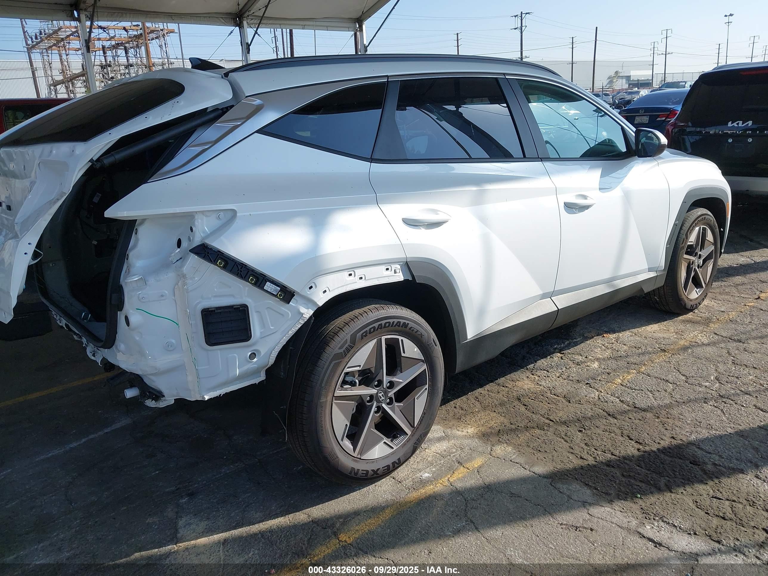 HYUNDAI TUCSON image 4