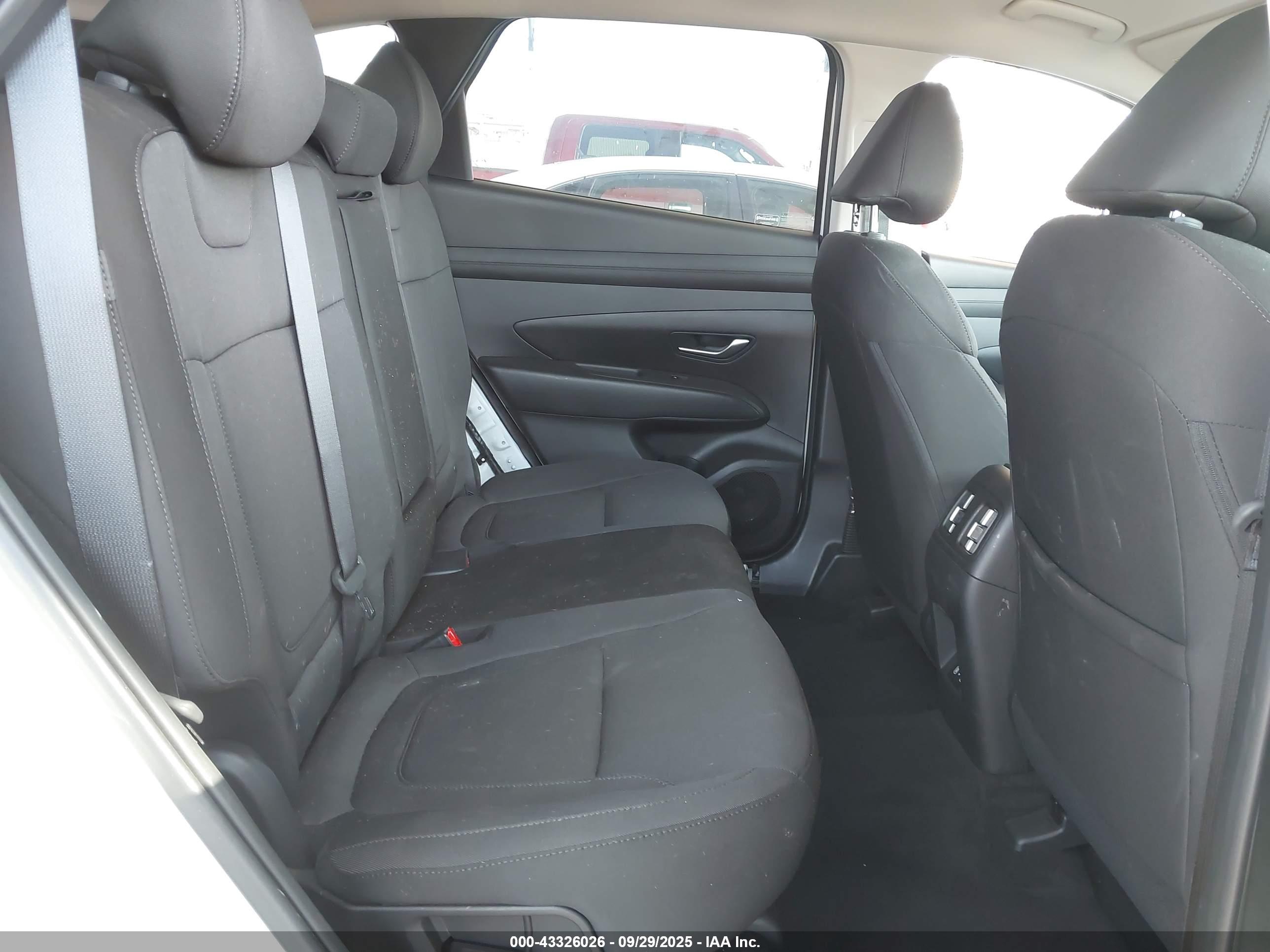HYUNDAI TUCSON image 8