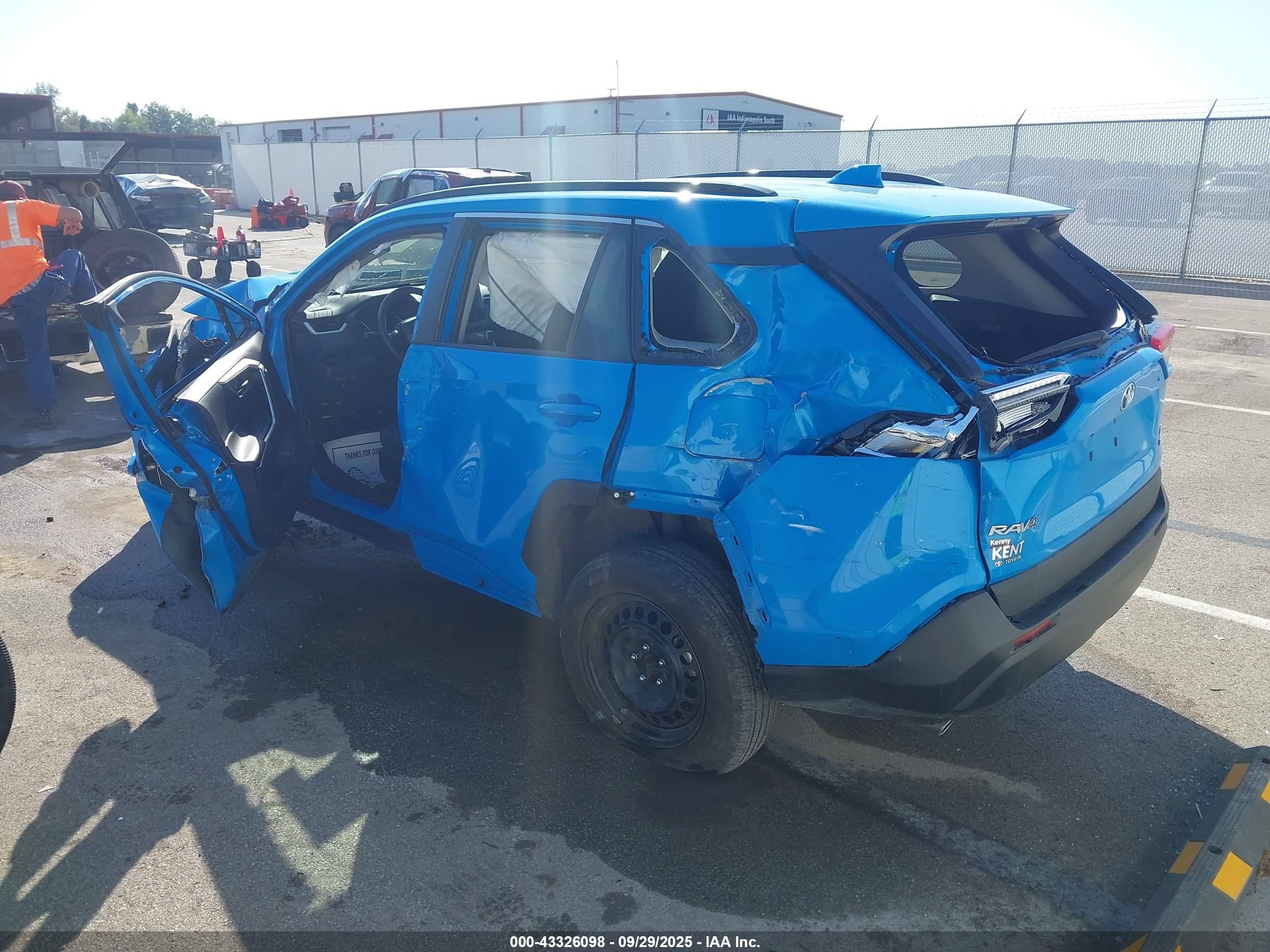 TOYOTA RAV4 image 3