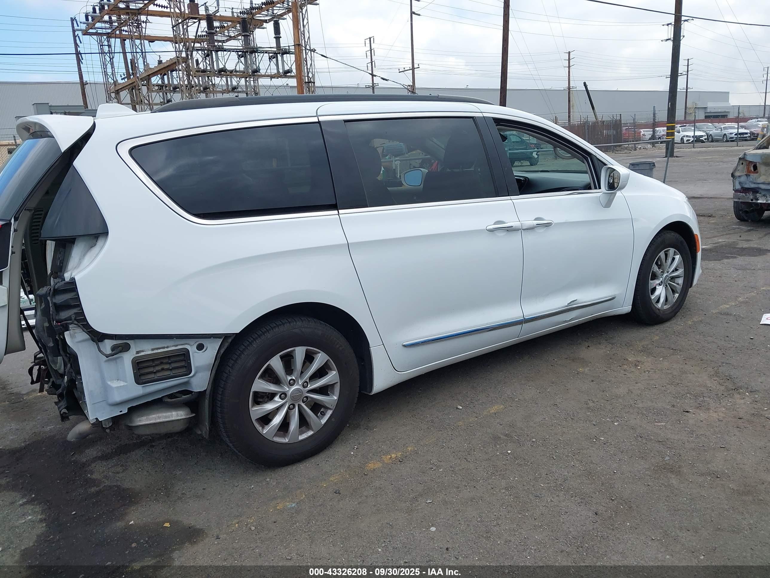 CHRYSLER PACIFICA image 4