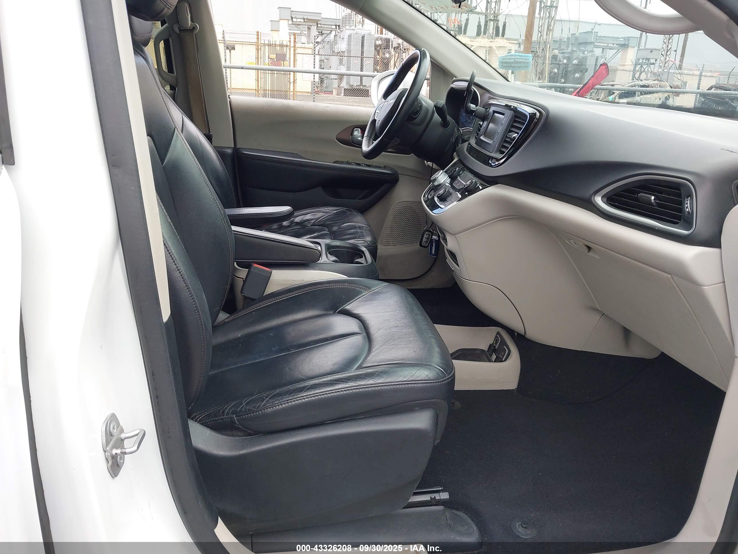 CHRYSLER PACIFICA image 5