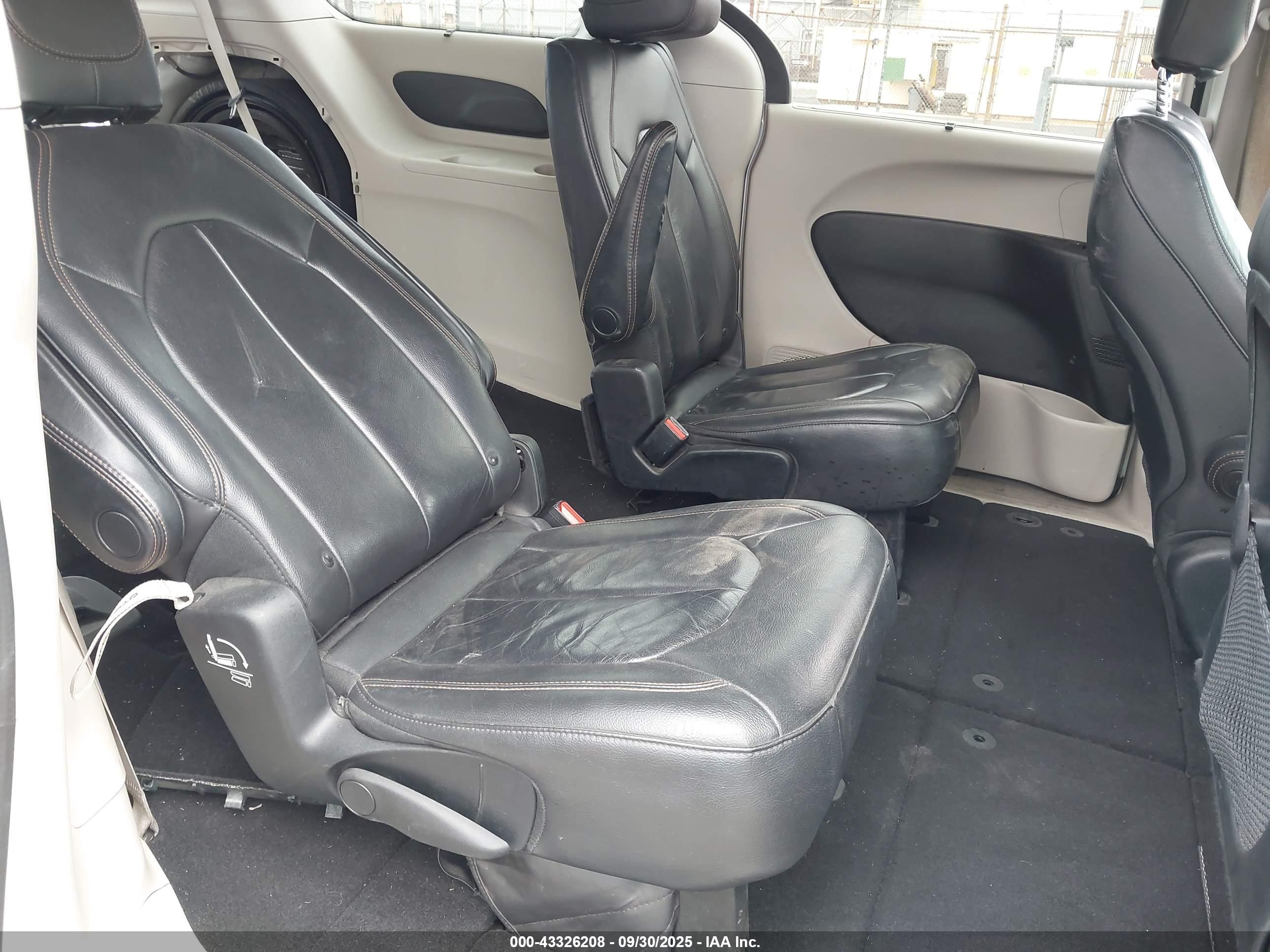 CHRYSLER PACIFICA image 8