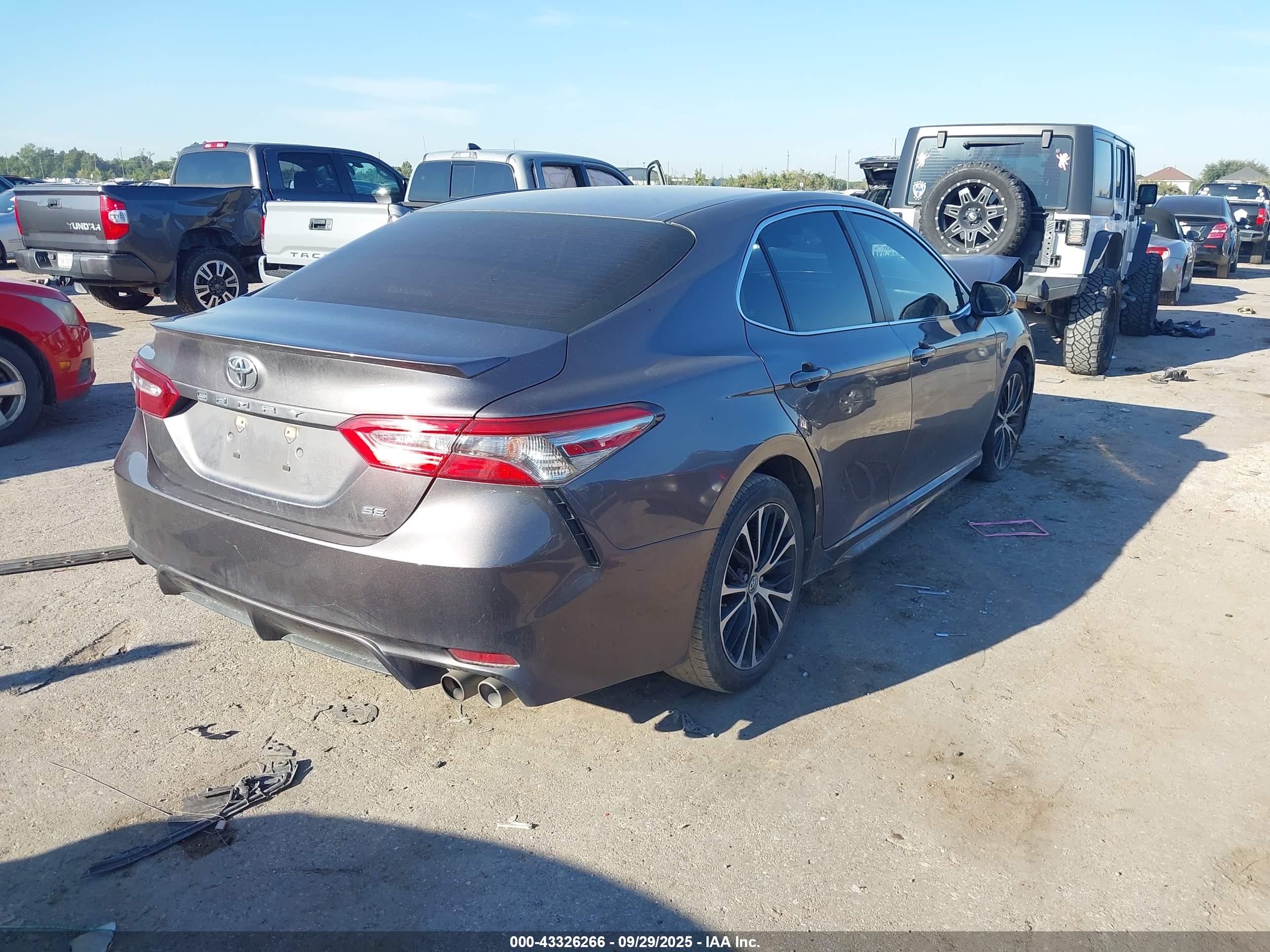 TOYOTA CAMRY image 4