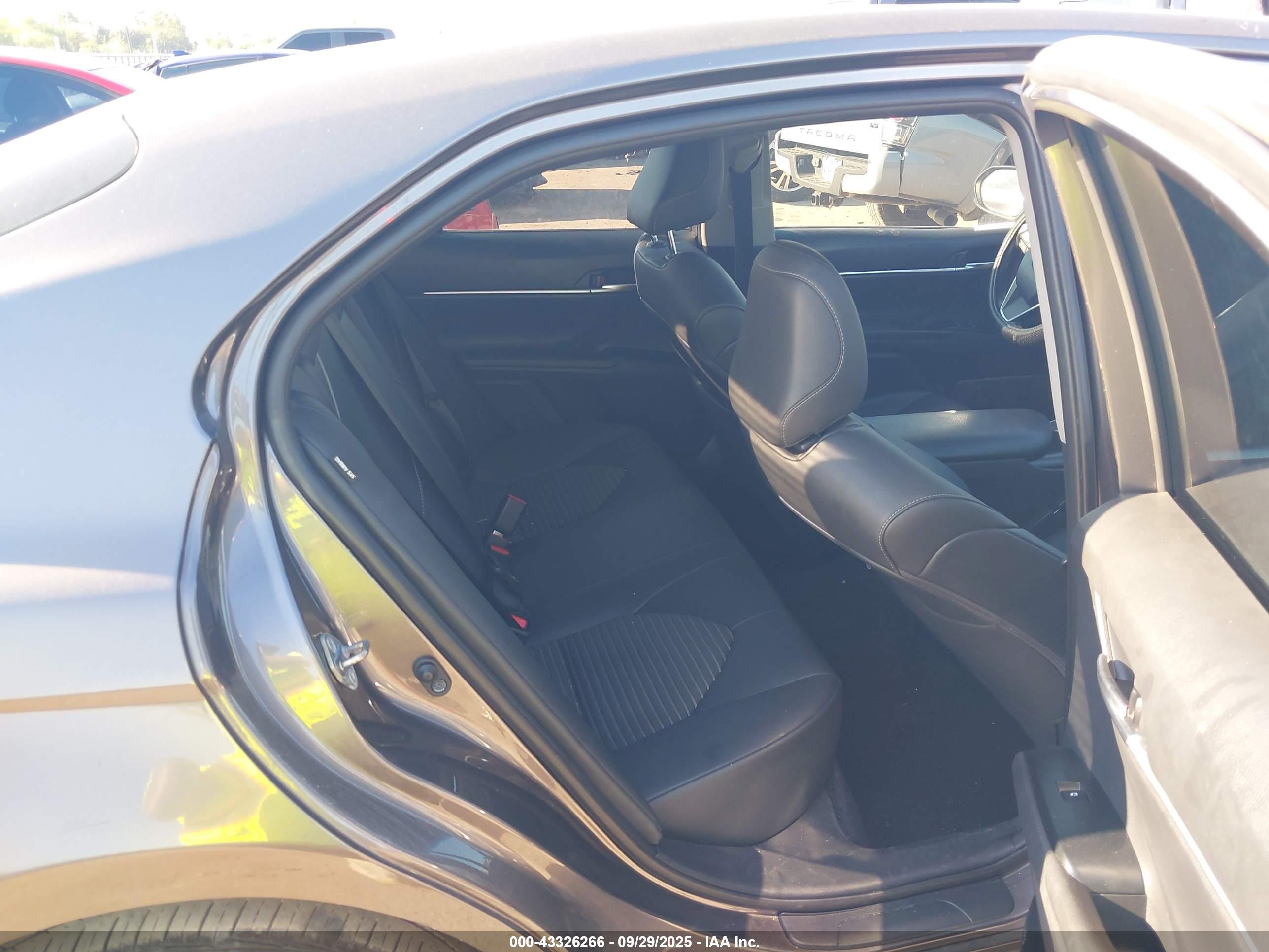 TOYOTA CAMRY image 8