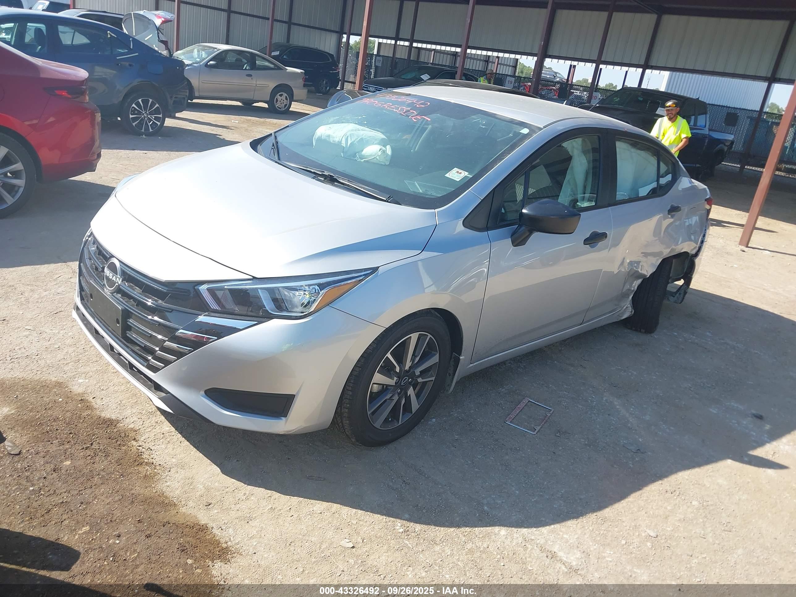 NISSAN VERSA image 2