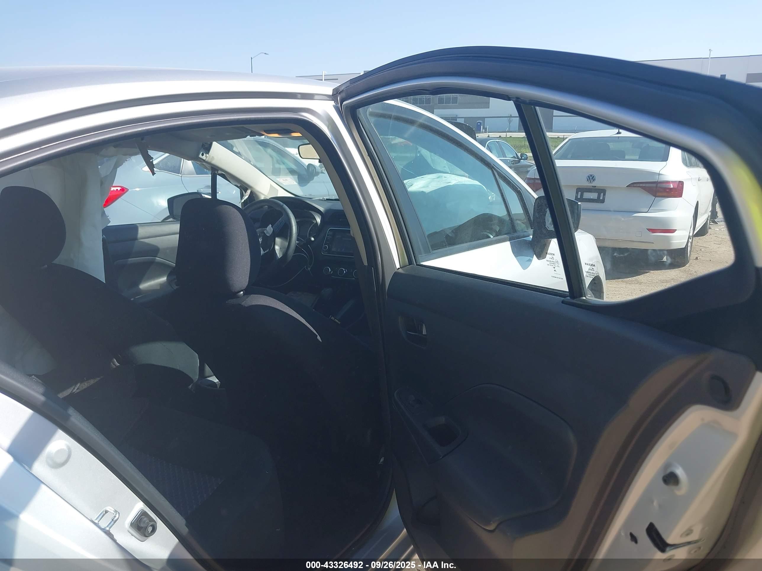 NISSAN VERSA image 8