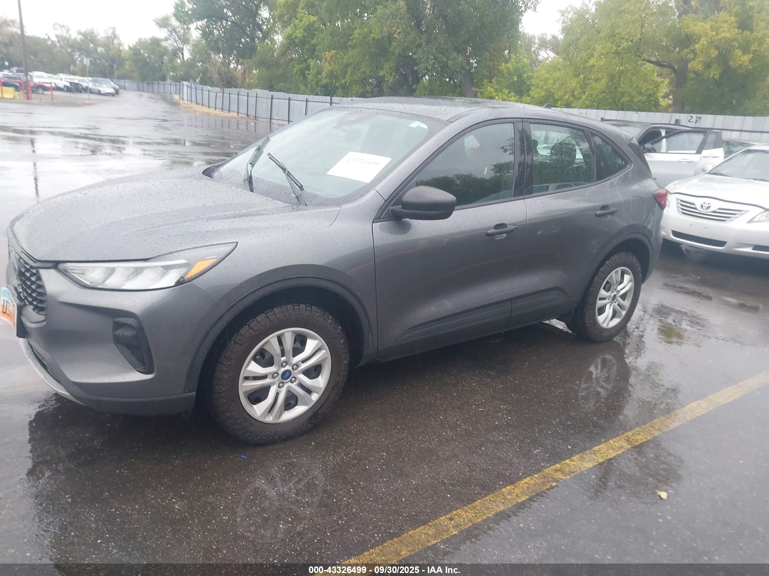 FORD ESCAPE image 2