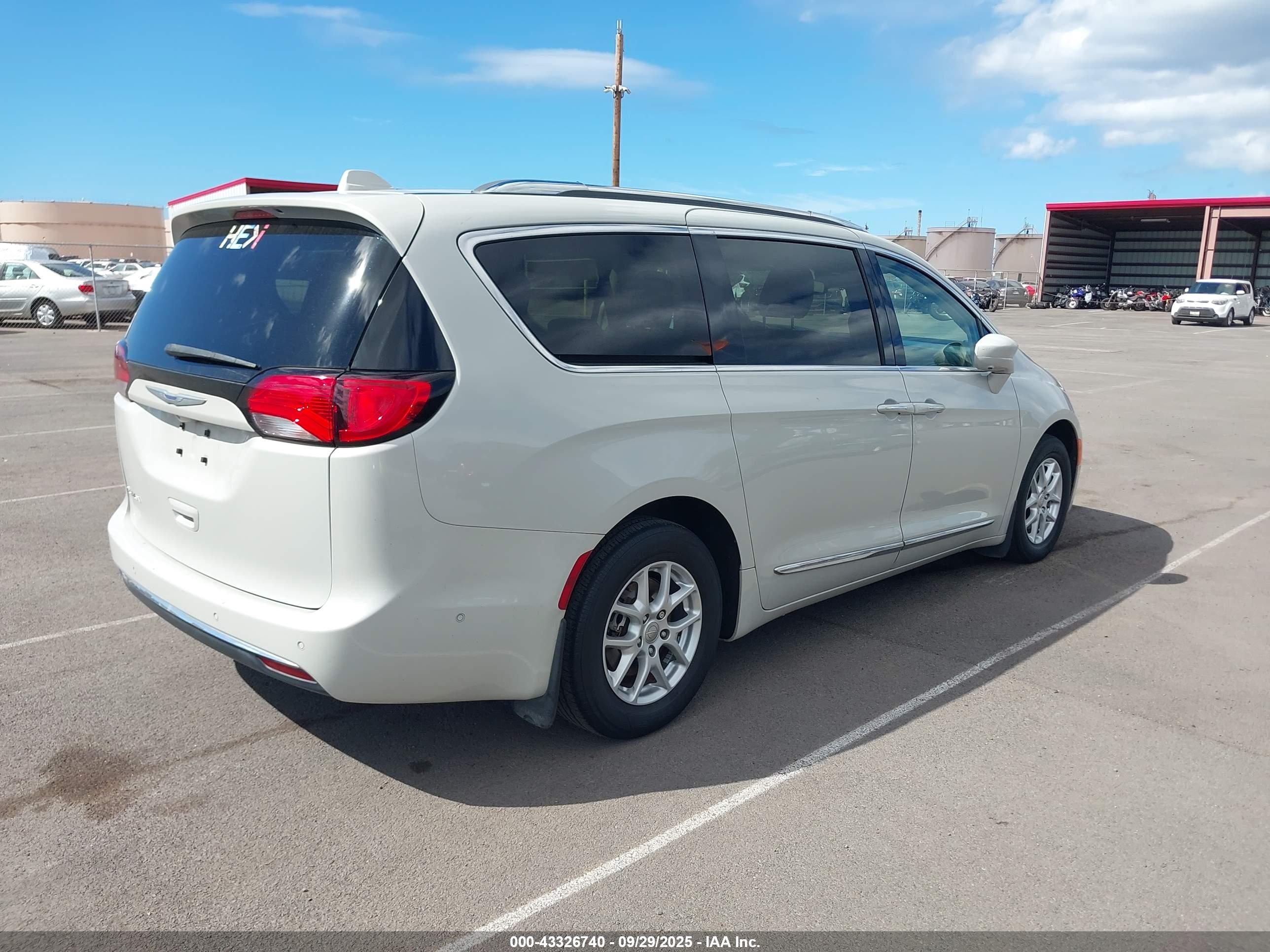 CHRYSLER PACIFICA image 4