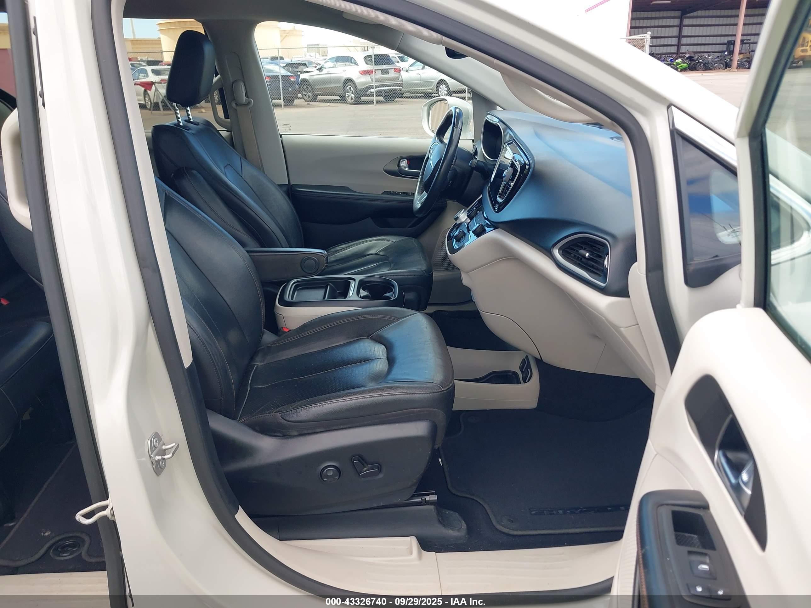 CHRYSLER PACIFICA image 5