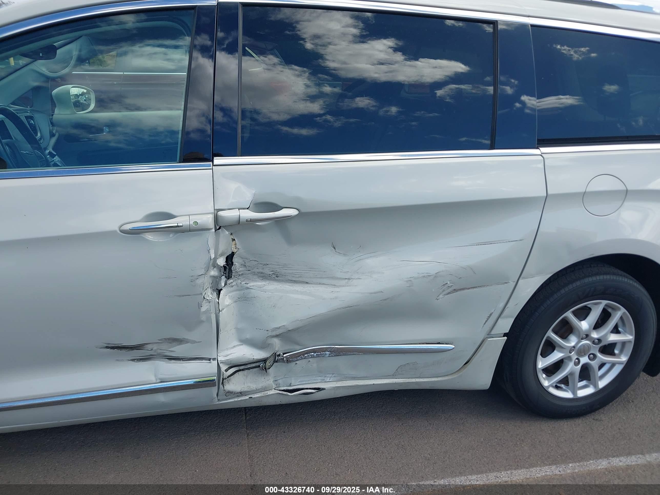 CHRYSLER PACIFICA image 6