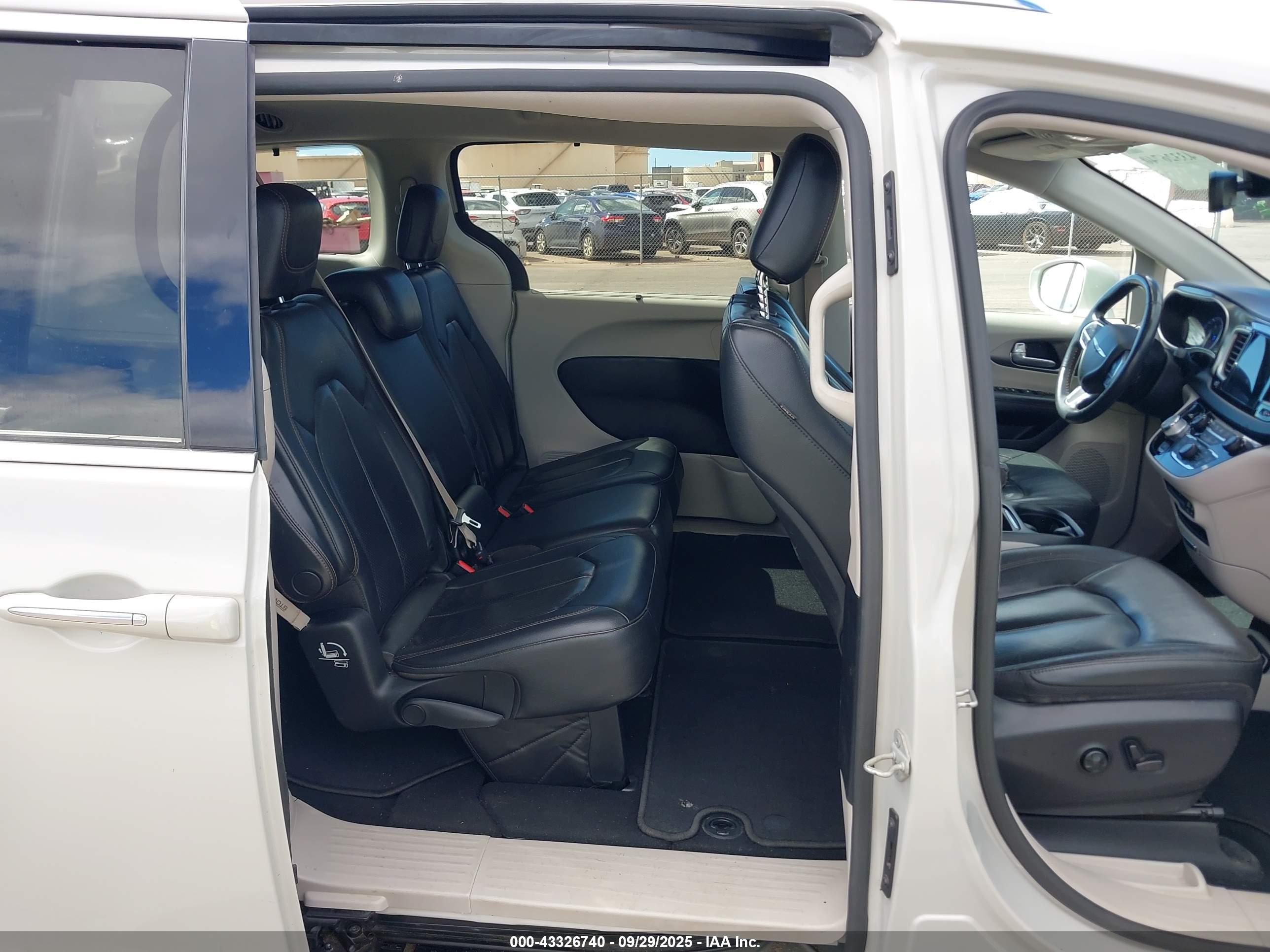 CHRYSLER PACIFICA image 8