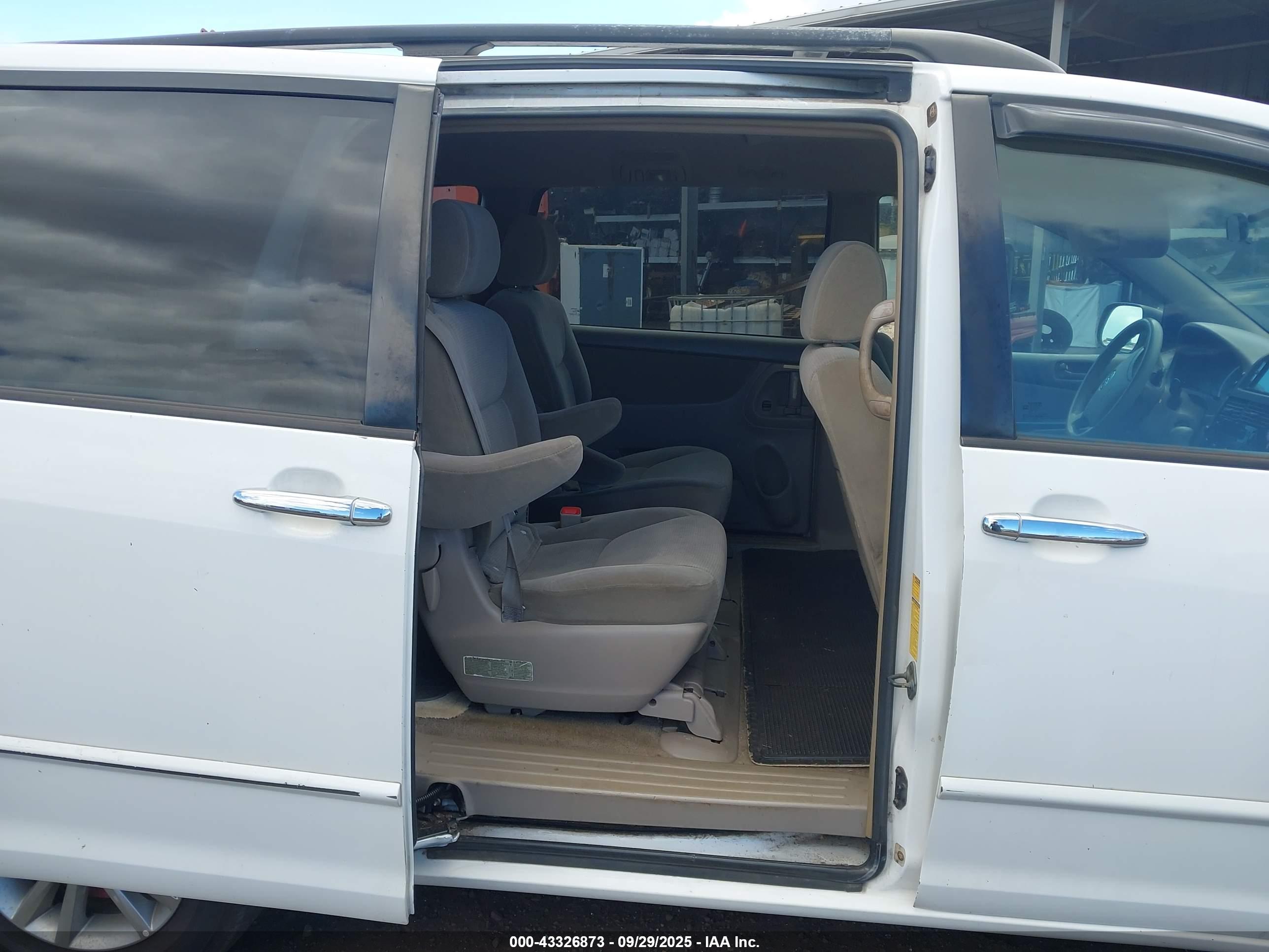 TOYOTA SIENNA image 8