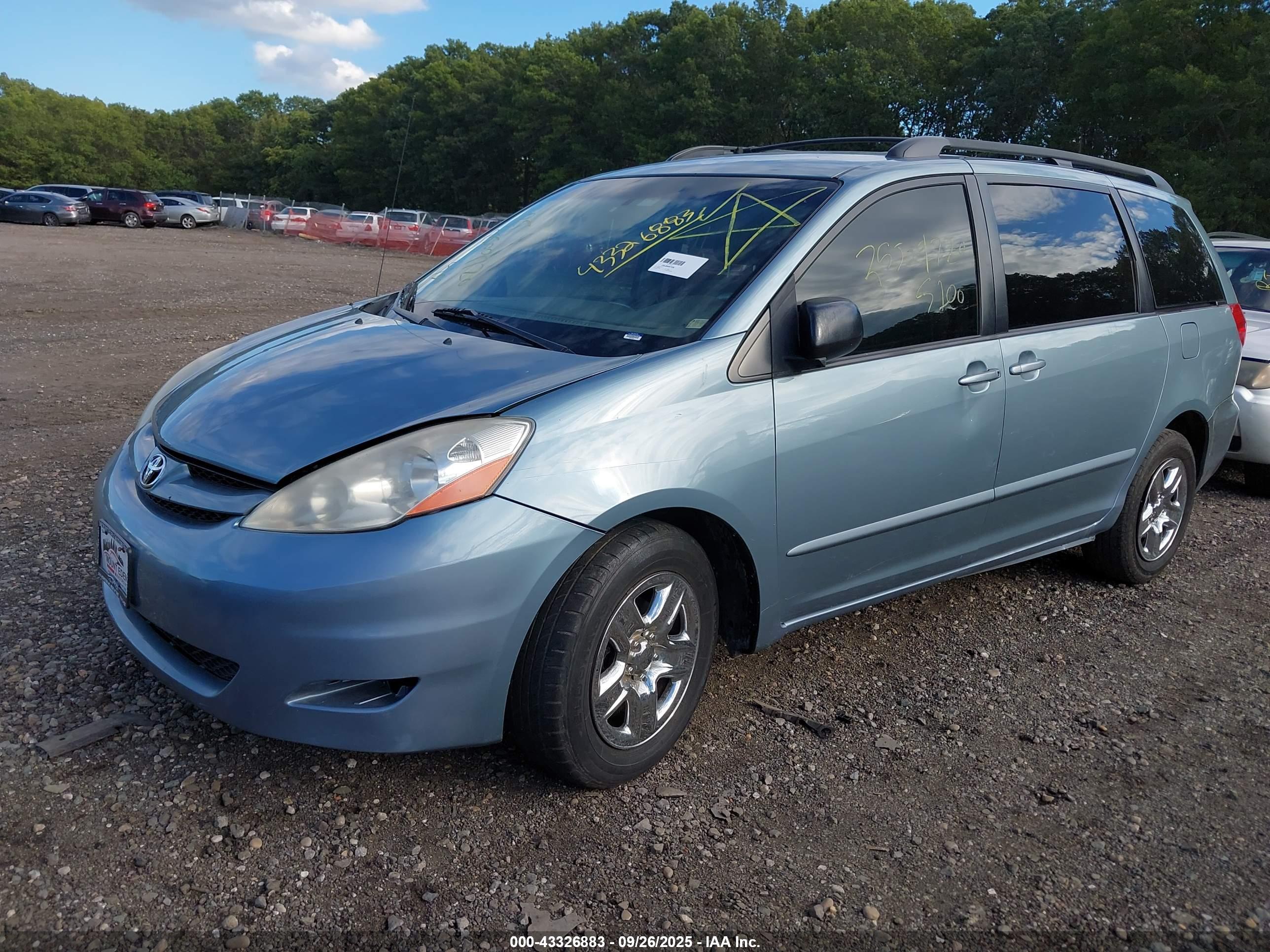TOYOTA SIENNA image 2