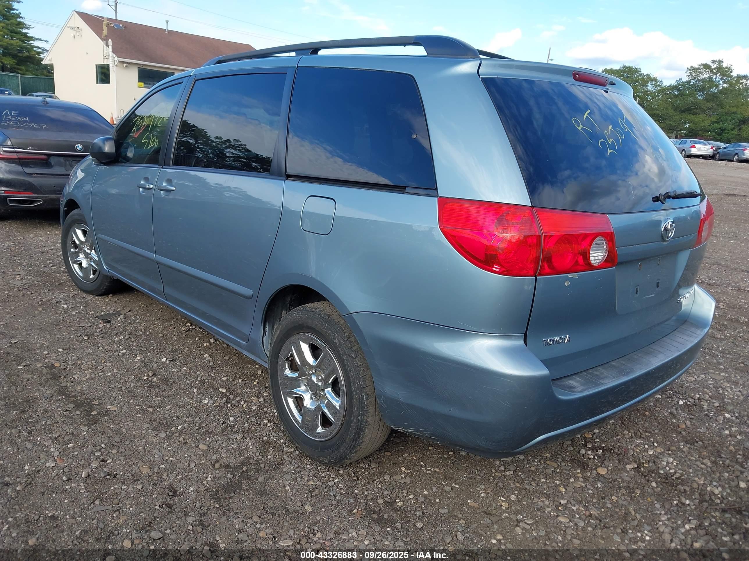 TOYOTA SIENNA image 3