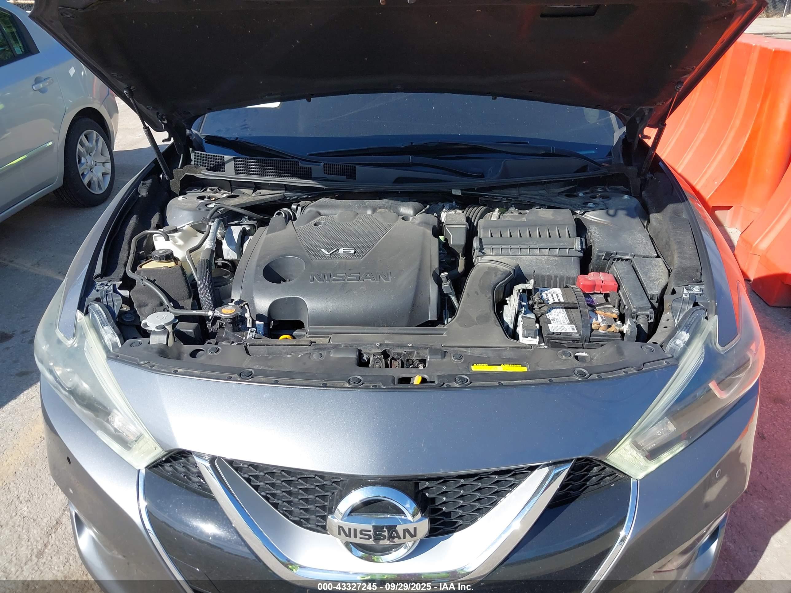 NISSAN MAXIMA image 10